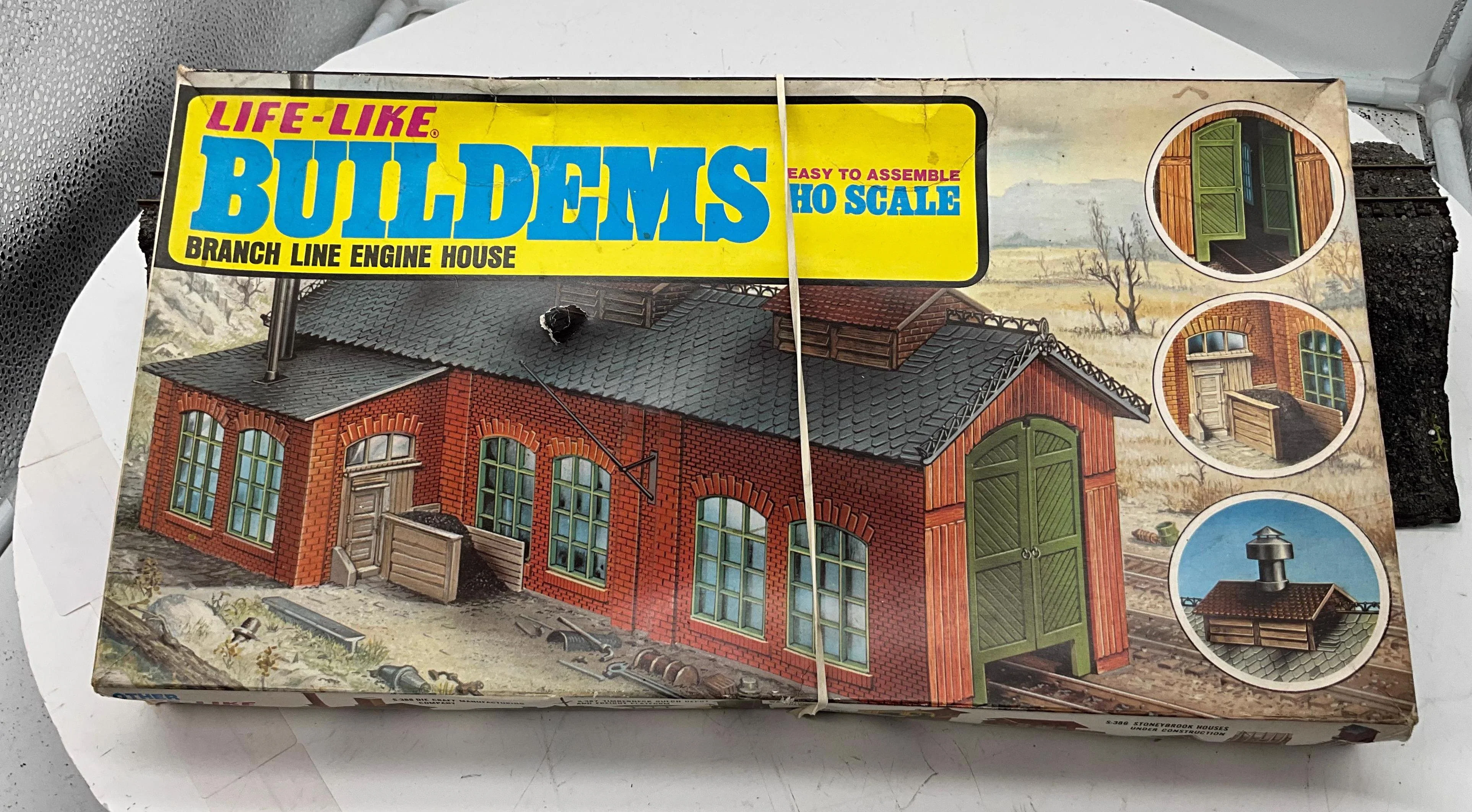 Life Like s-389 Buildems Kit "Branch Line Engine House" Like New Damaged Box