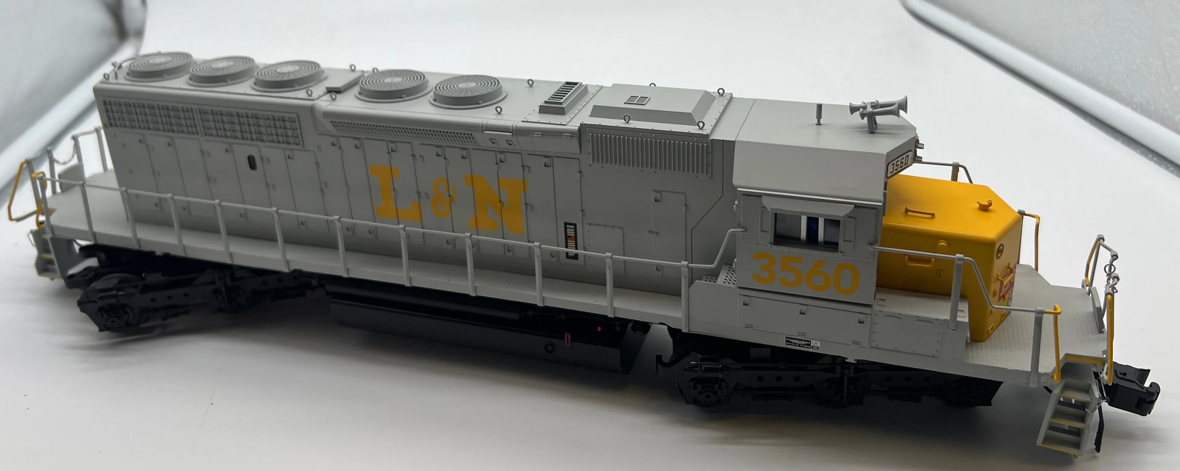 Lionel 2233962 Legacy SD40-2 diesel locomotive Louisville & Nashville #3560 O SCALE Like New Box has Damage