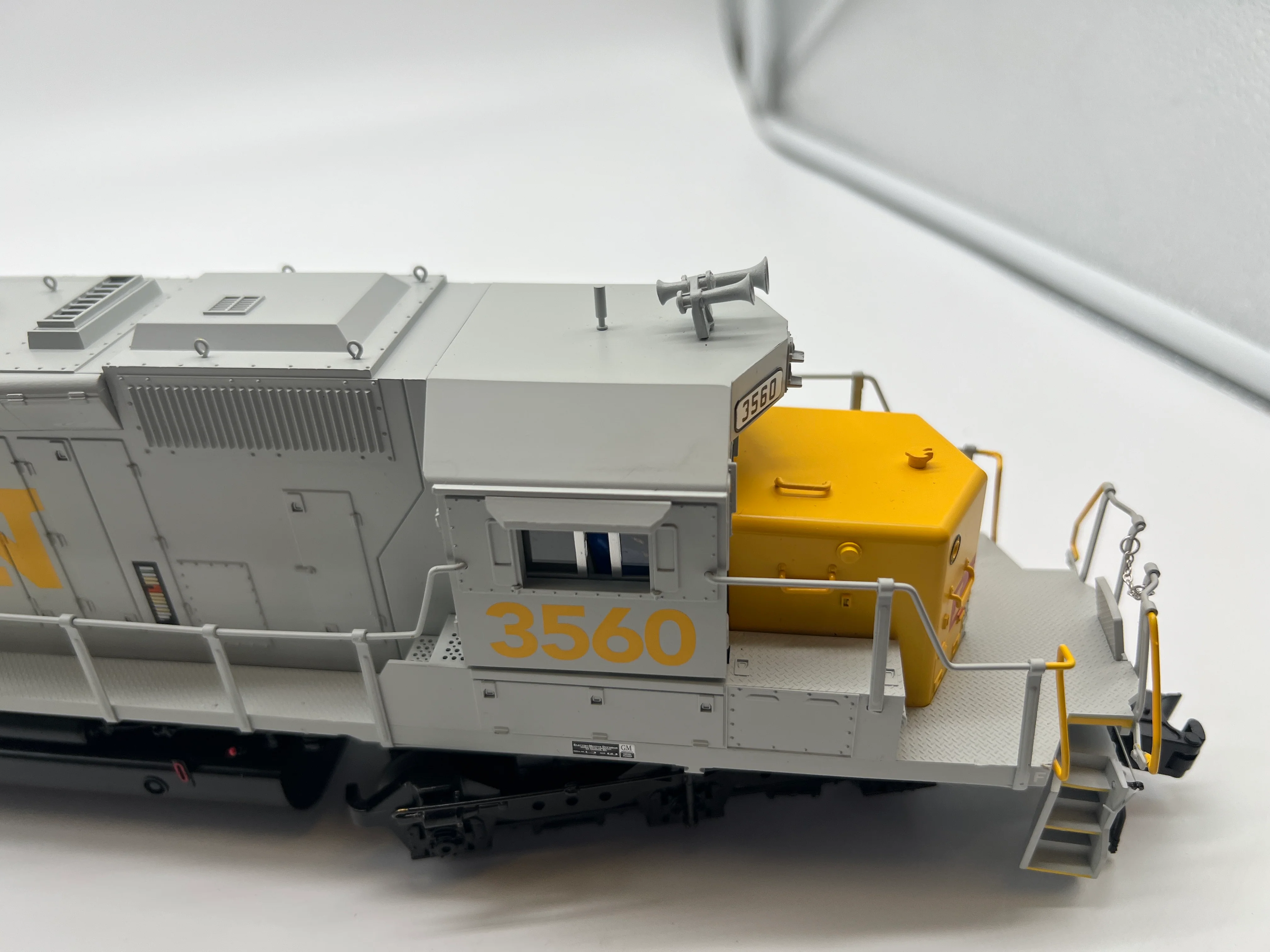 Lionel 2233962 Legacy SD40-2 diesel locomotive Louisville & Nashville #3560 O SCALE Like New Box has Damage - Image 2