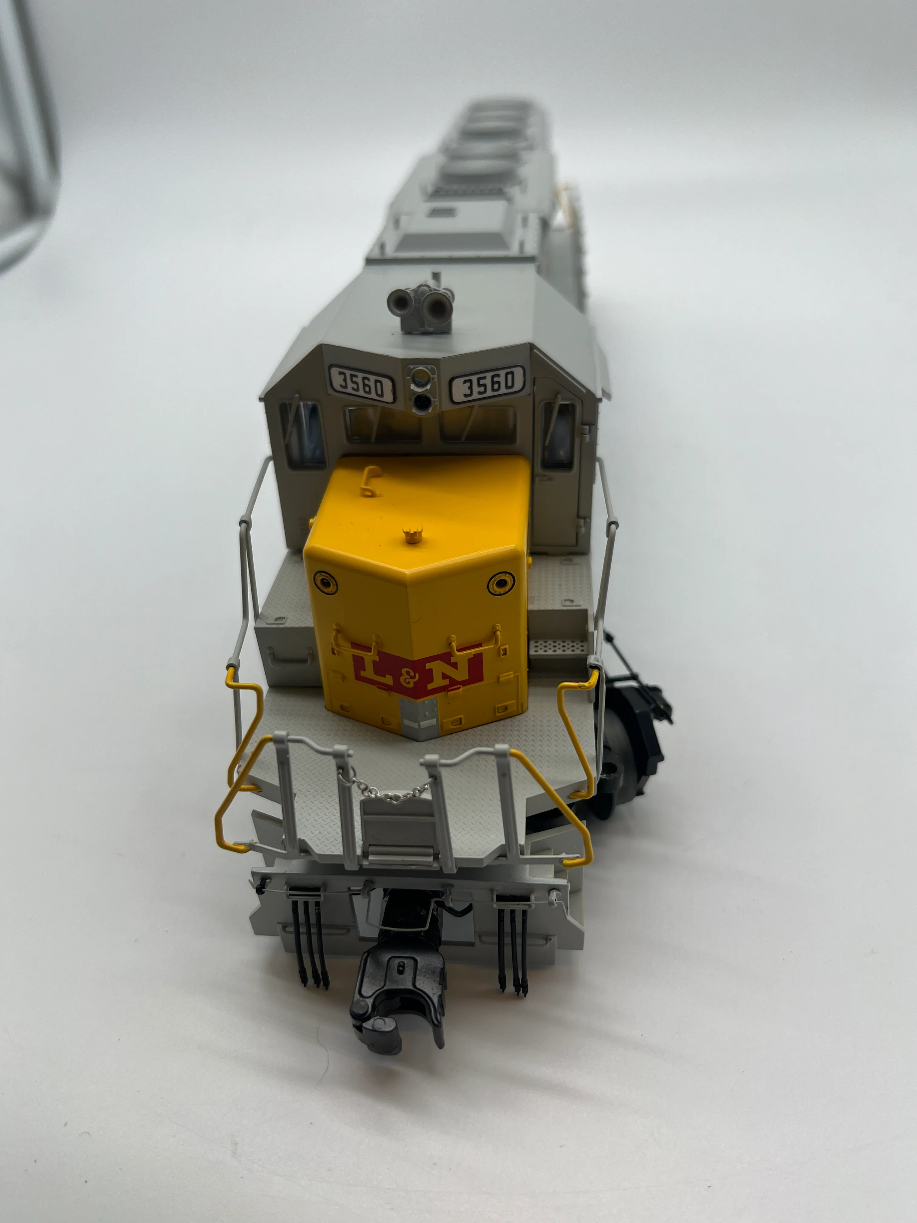 Lionel 2233962 Legacy SD40-2 diesel locomotive Louisville & Nashville #3560 O SCALE Like New Box has Damage - Image 3