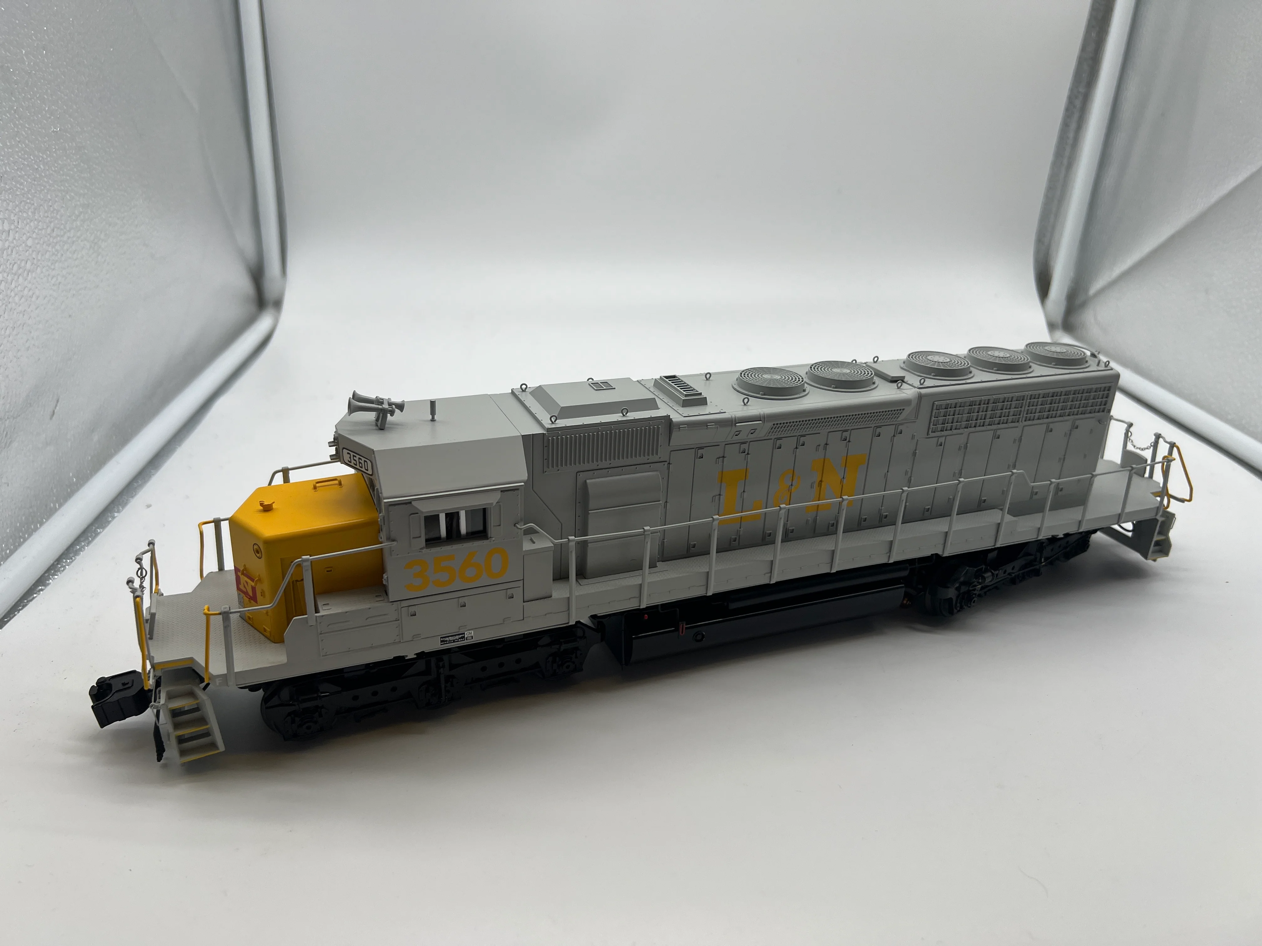Lionel 2233962 Legacy SD40-2 diesel locomotive Louisville & Nashville #3560 O SCALE Like New Box has Damage - Image 4