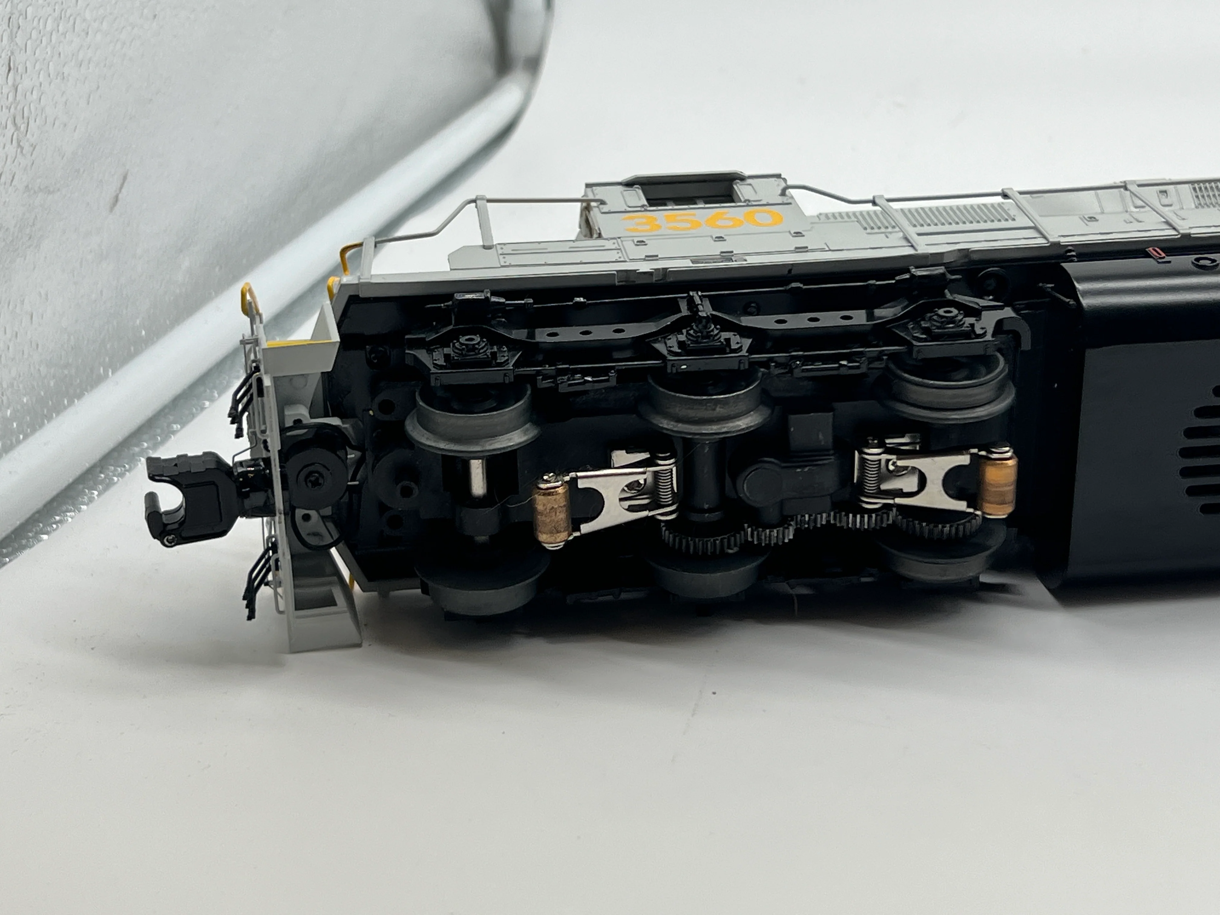 Lionel 2233962 Legacy SD40-2 diesel locomotive Louisville & Nashville #3560 O SCALE Like New Box has Damage - Image 5