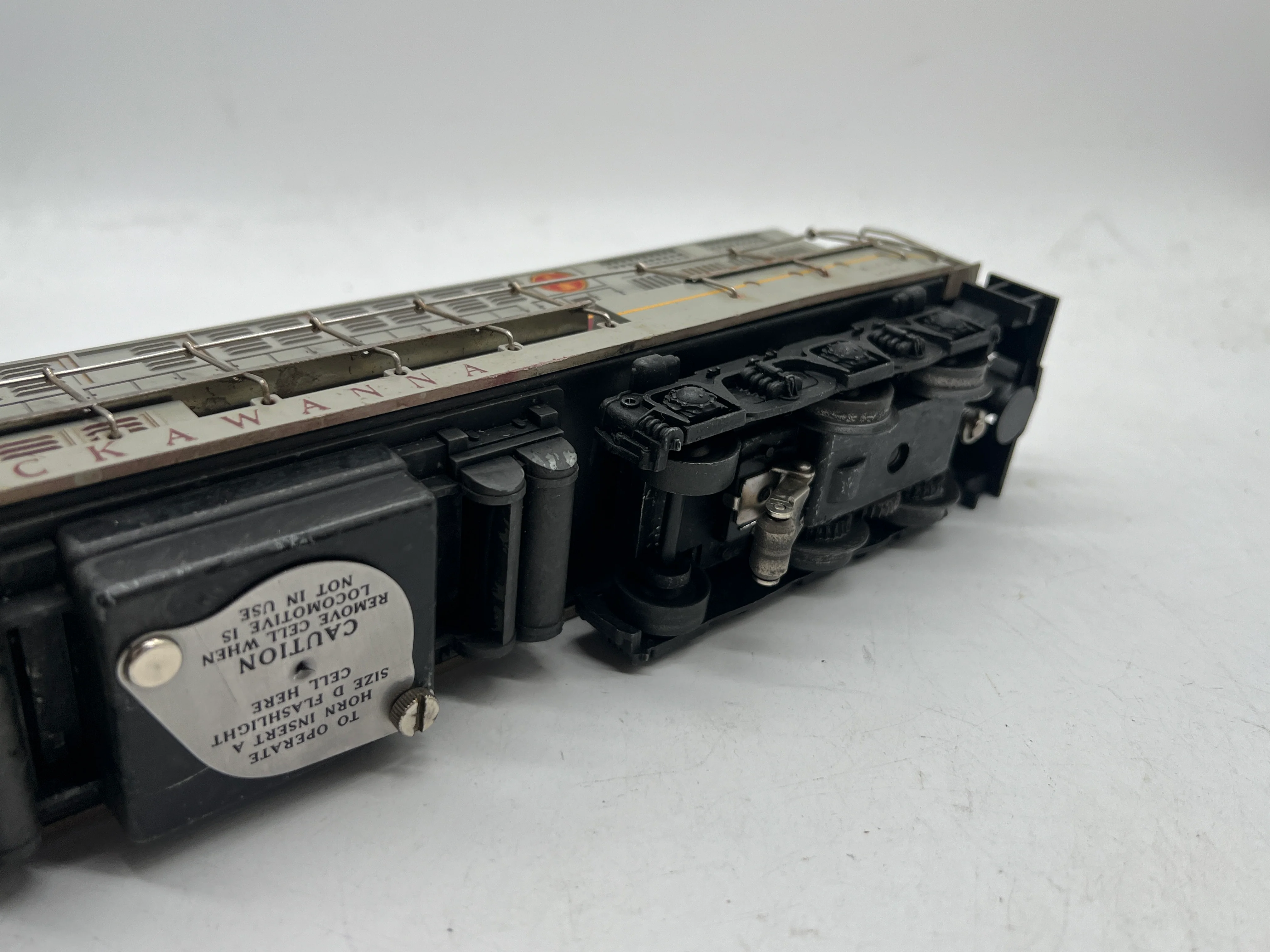 Lionel 2321 LACKAWANNA TRAINMASTER POSTWAR Locomotive gray roof O SCALE Used No Box as is - Image 11