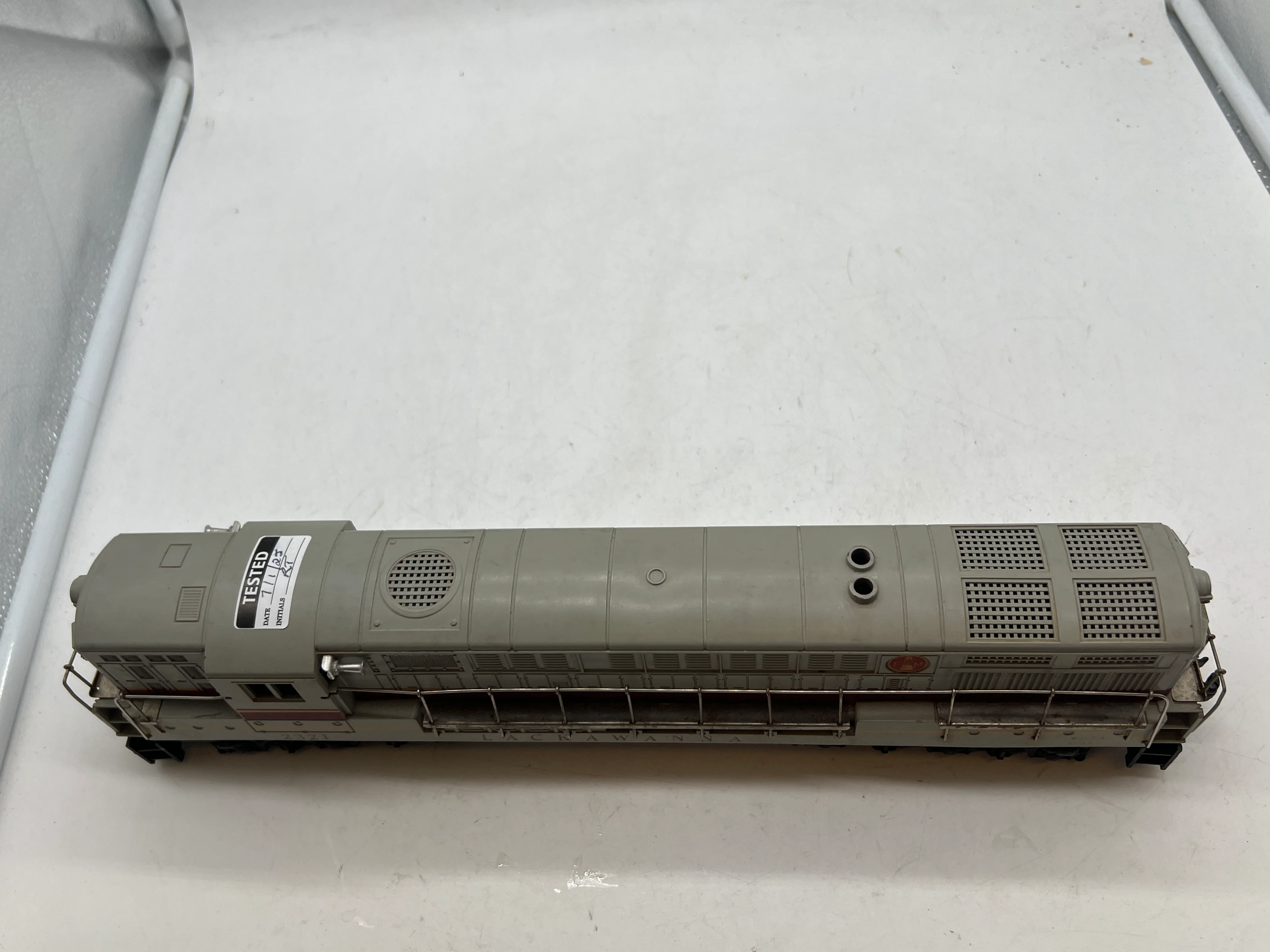 Lionel 2321 LACKAWANNA TRAINMASTER POSTWAR Locomotive gray roof O SCALE Used No Box as is - Image 17