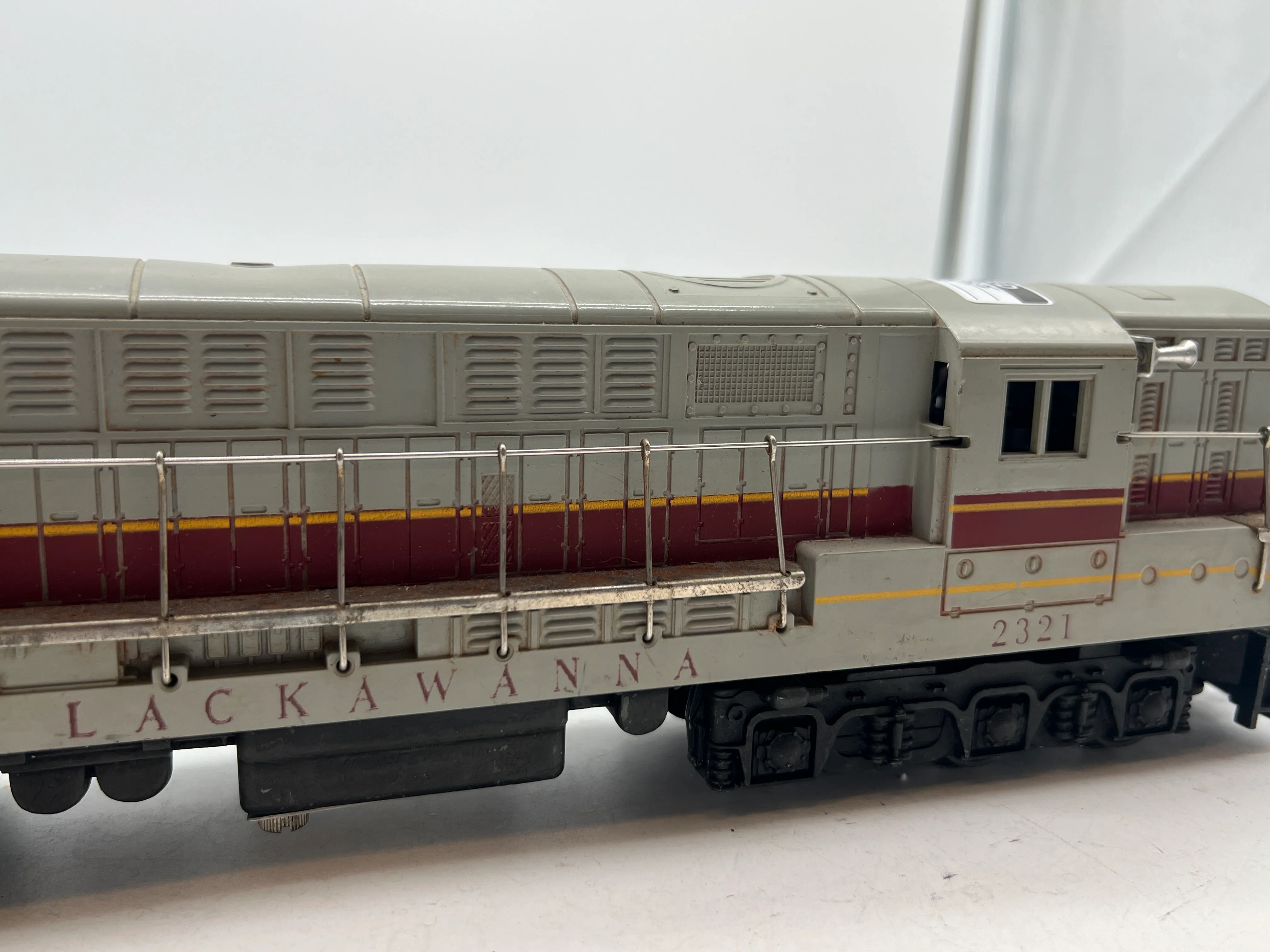 Lionel 2321 LACKAWANNA TRAINMASTER POSTWAR Locomotive gray roof O SCALE Used No Box as is - Image 3