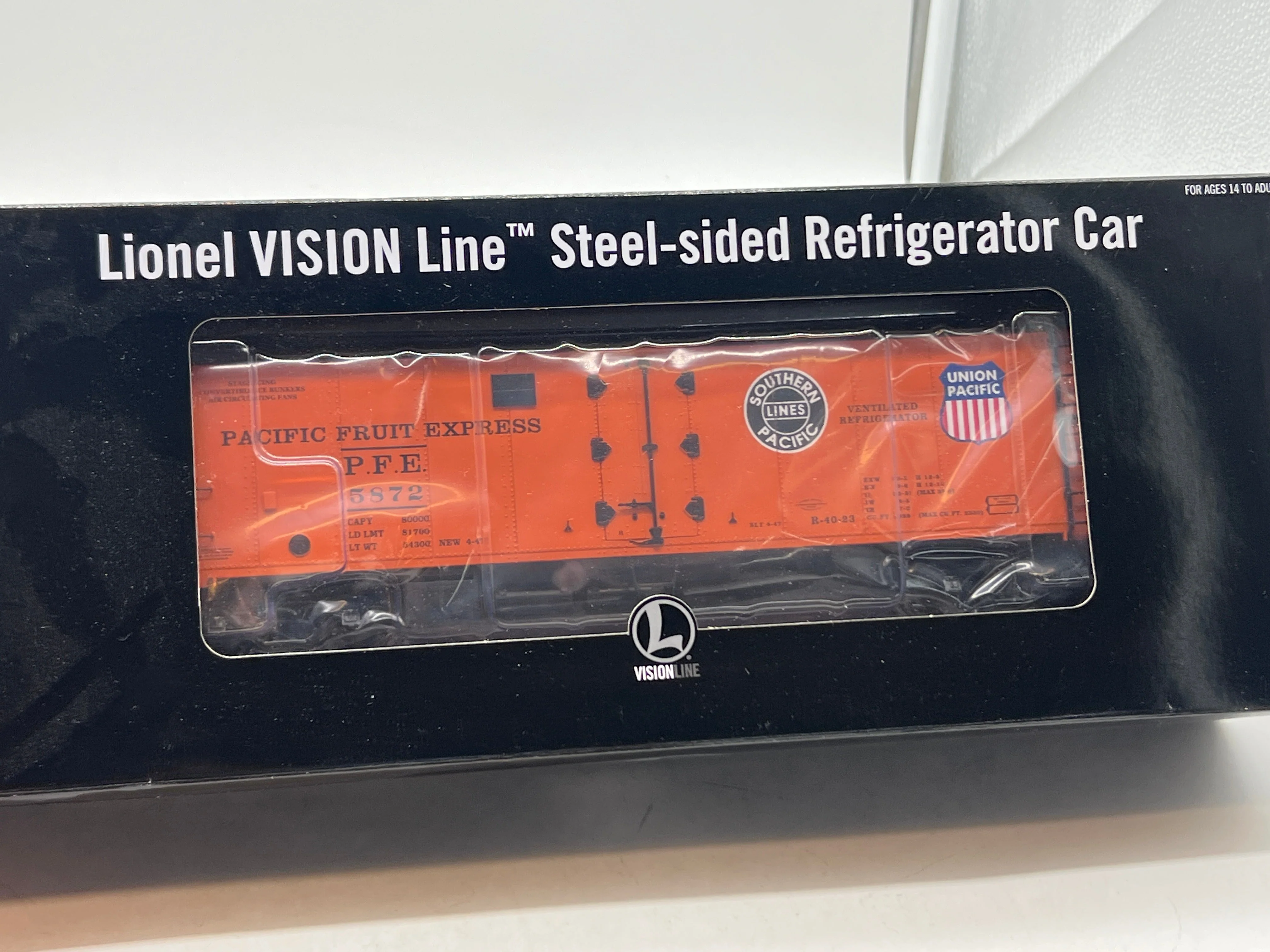 Lionel 2322044 Pacific Fruit Express PFE Vision Line steel sided refrigerator car 5872 O SCALE NEW limited - Image 5