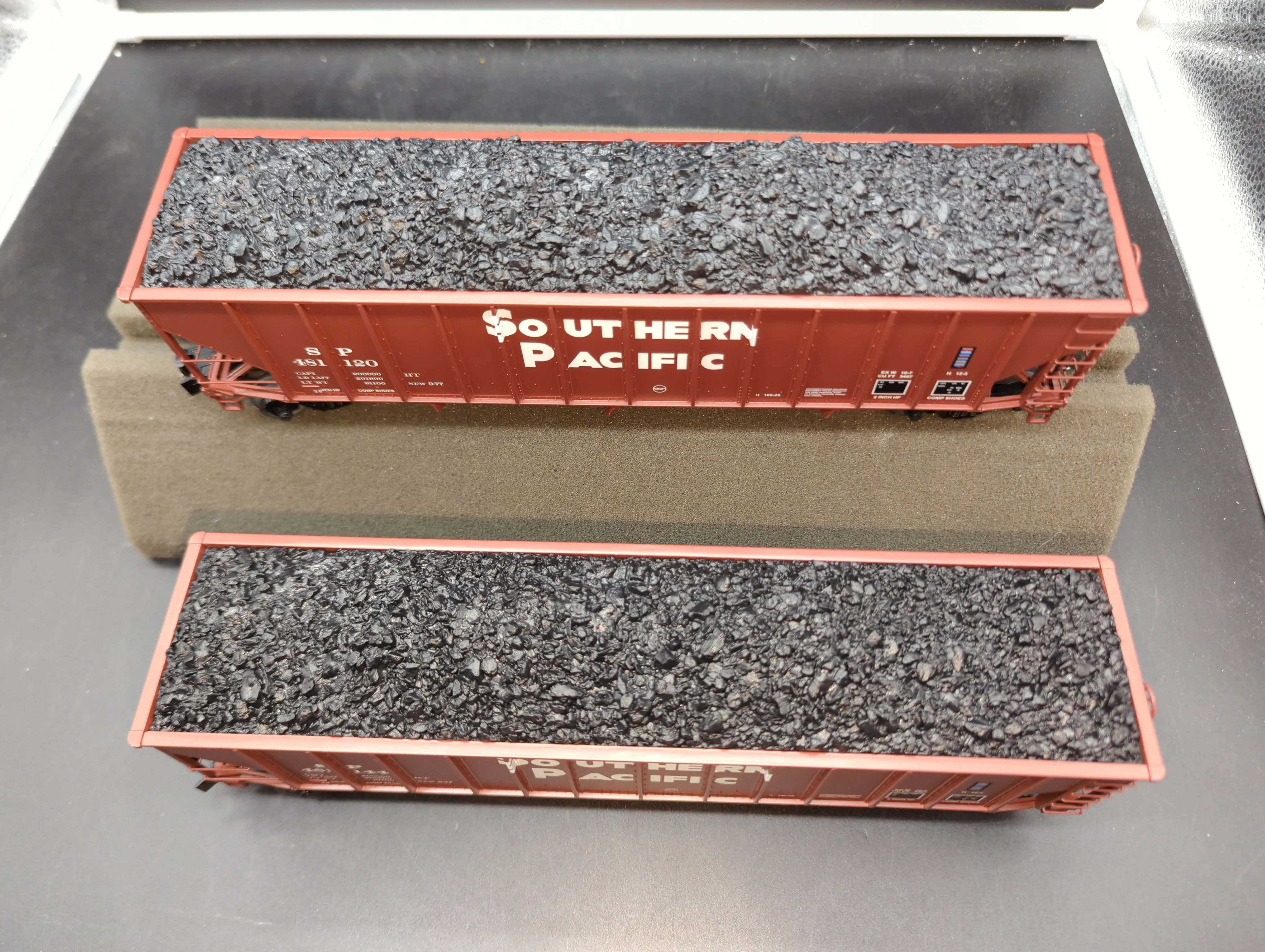 Lionel 2326129 SOUTHERN PACIFIC 100T HOPPER 2-PACK (2326125 100T Hopper #481120 & 2326126 100T Hopper 481144) O SCALE Like New - Image 3