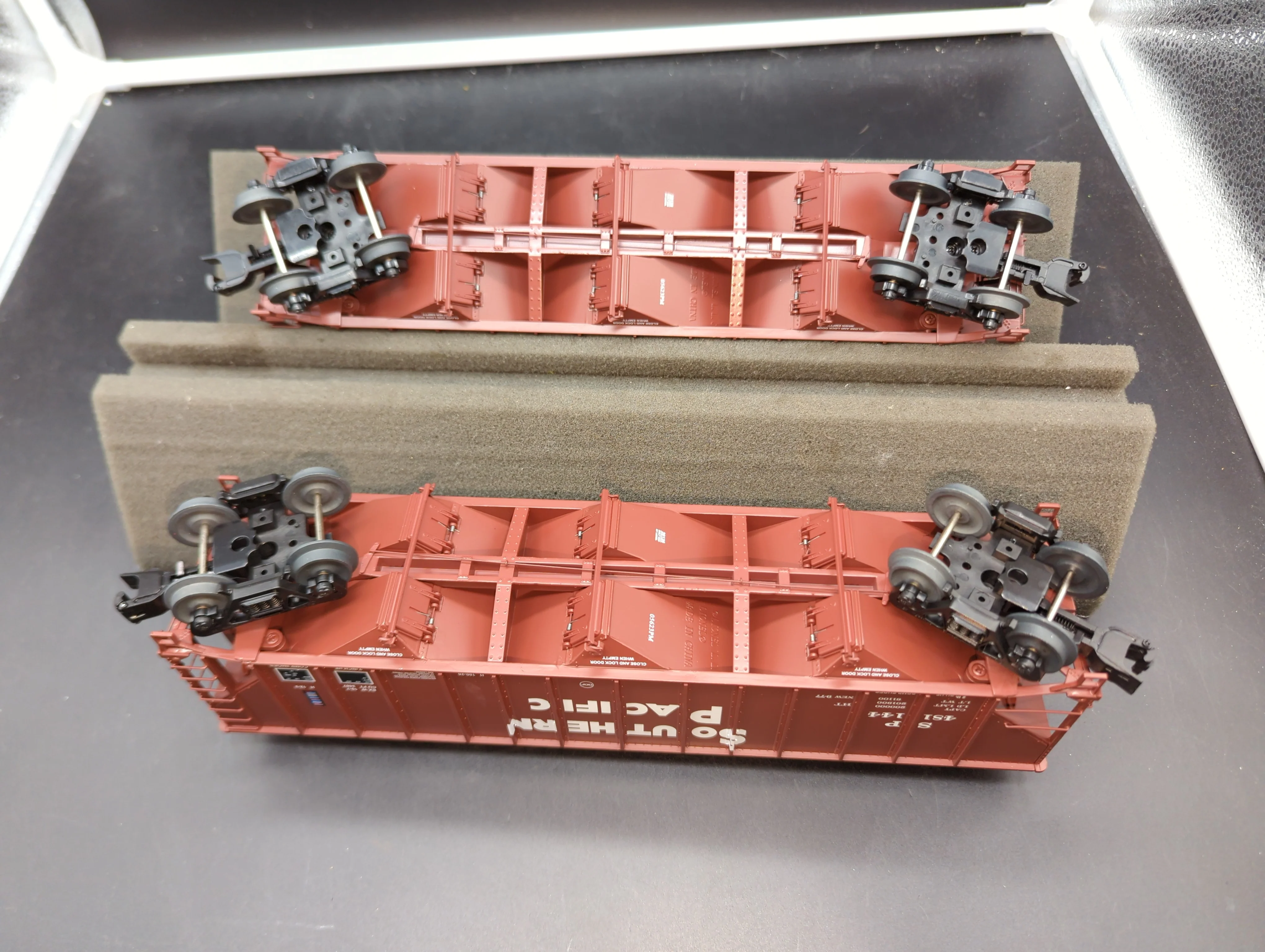 Lionel 2326129 SOUTHERN PACIFIC 100T HOPPER 2-PACK (2326125 100T Hopper #481120 & 2326126 100T Hopper 481144) O SCALE Like New - Image 4