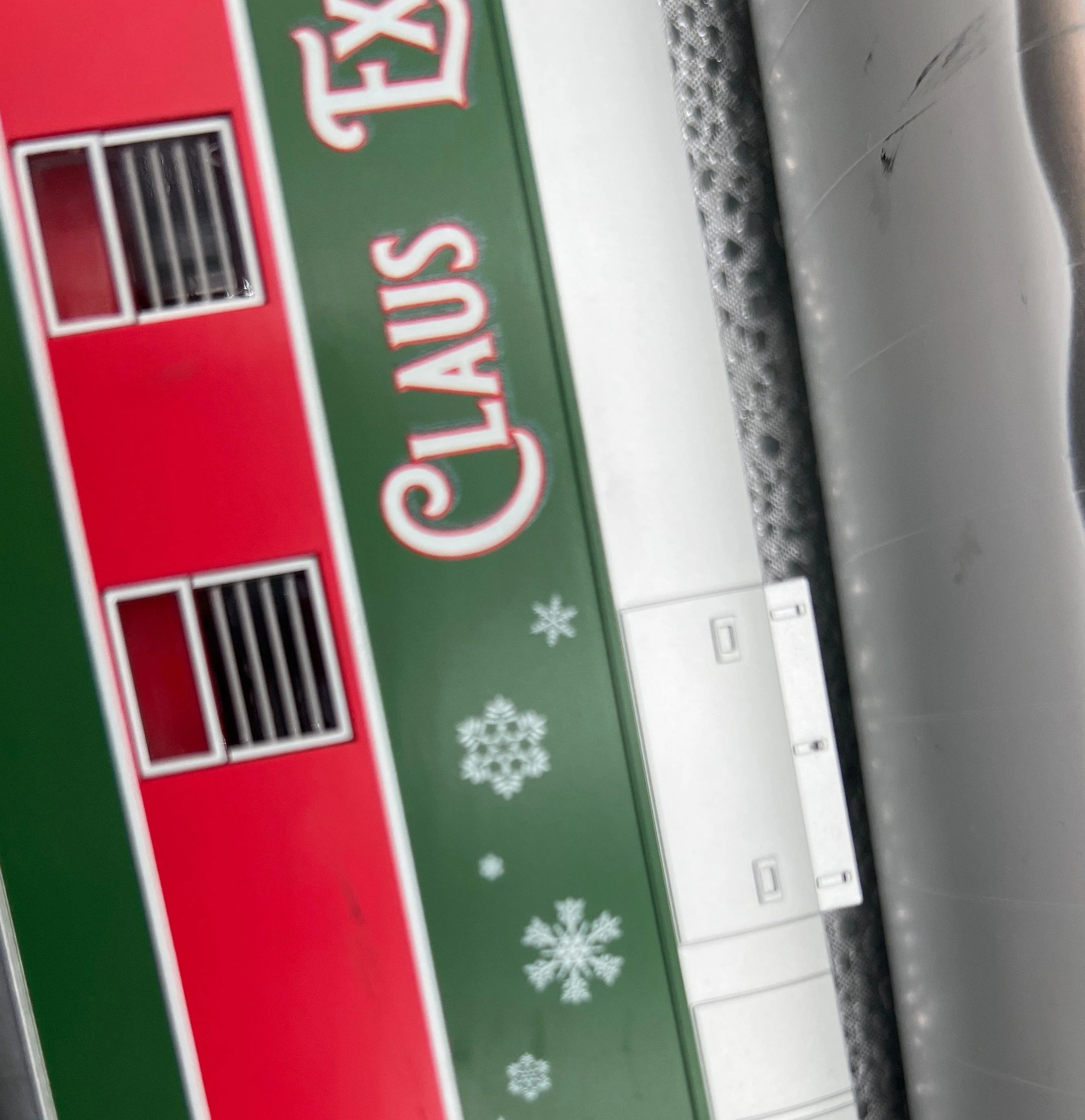 Lionel 2327340, 2327360 North Pole Central  21" Passenger Car 4 Pack plus Station Sounds Diner (Set of 5 Cars) O Scale Like New No Box - Image 5