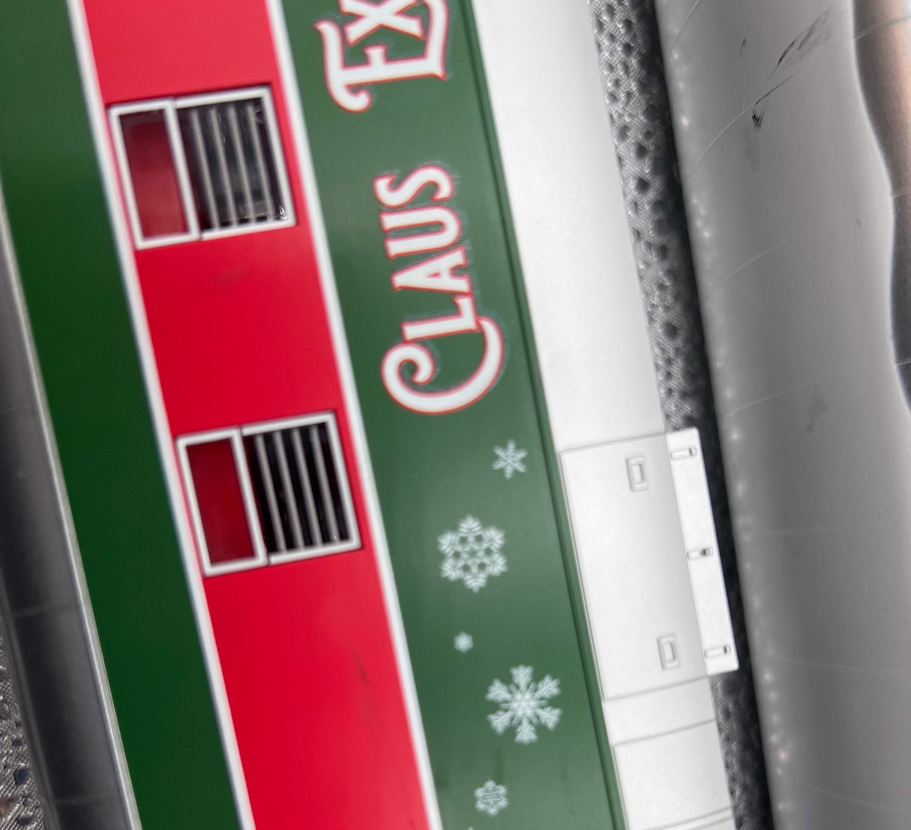 Lionel 2327340, 2327360 North Pole Central  21" Passenger Car 4 Pack plus Station Sounds Diner (Set of 5 Cars) O Scale Like New No Box - Image 7