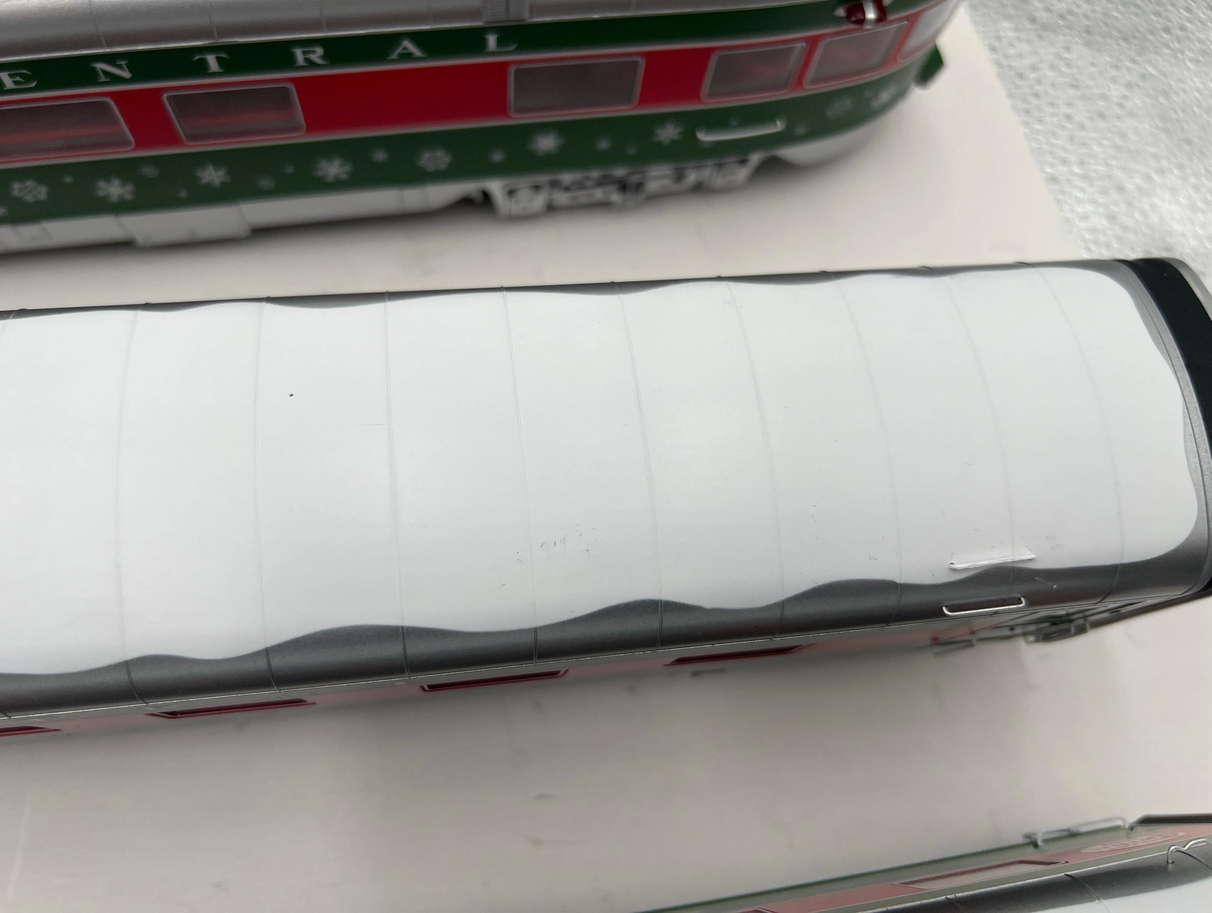 Lionel 2327340, 2327360 North Pole Central  21" Passenger Car 4 Pack plus Station Sounds Diner (Set of 5 Cars) O Scale Like New No Box - Image 8