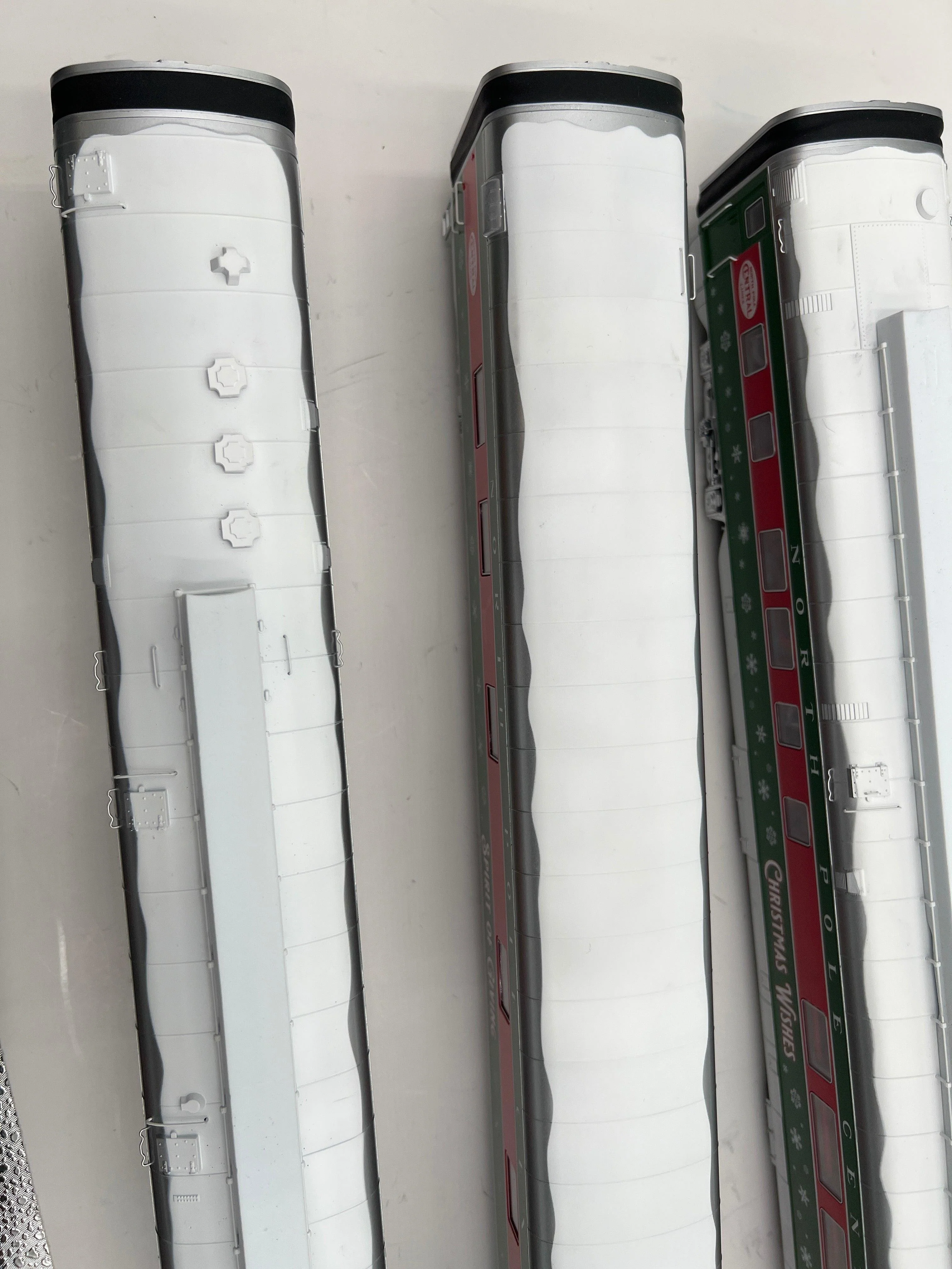Lionel 2327340, 2327360 North Pole Central  21" Passenger Car 4 Pack plus Station Sounds Diner (Set of 5 Cars) O Scale Like New No Box - Image 9