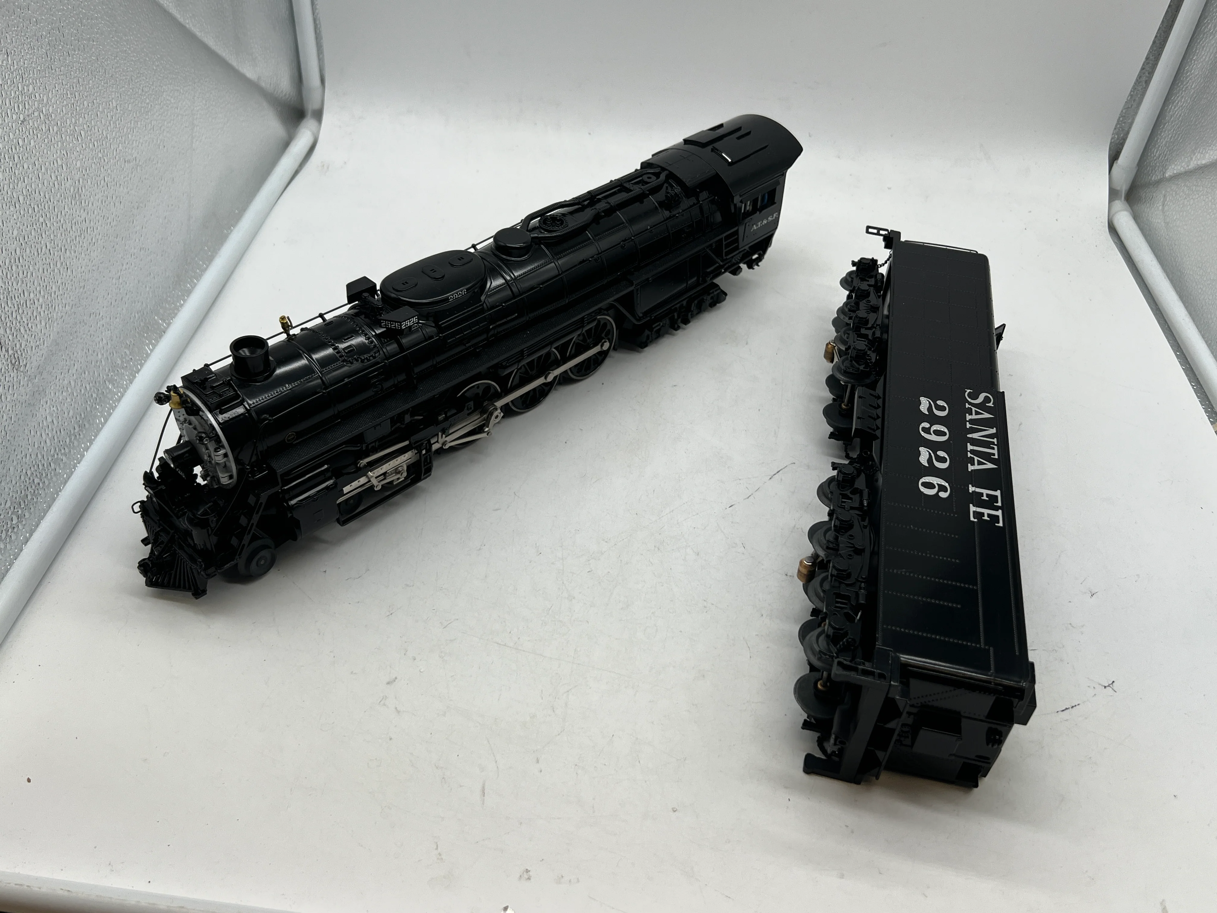 Lionel 2331480 SANTA FE LEGACY 4-8-4 steam locomotive #2926 - RESTORATION O SCALE Like New - Image 4
