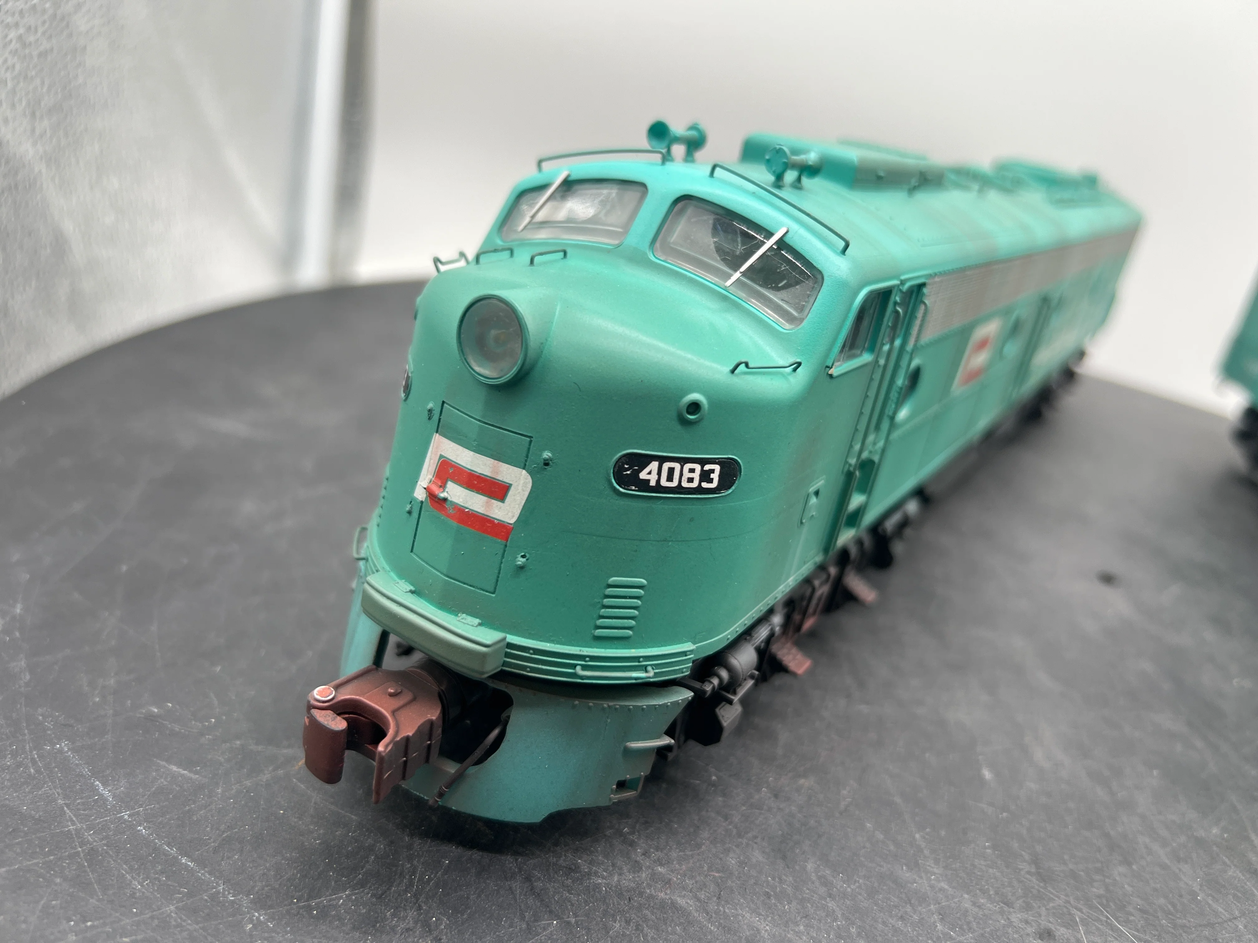 Lionel 2333340 Penn Central (Harry Heinke Weathered) LEGACY E8 AA O SCALE WEATHERED AS IS Like New - Image 5