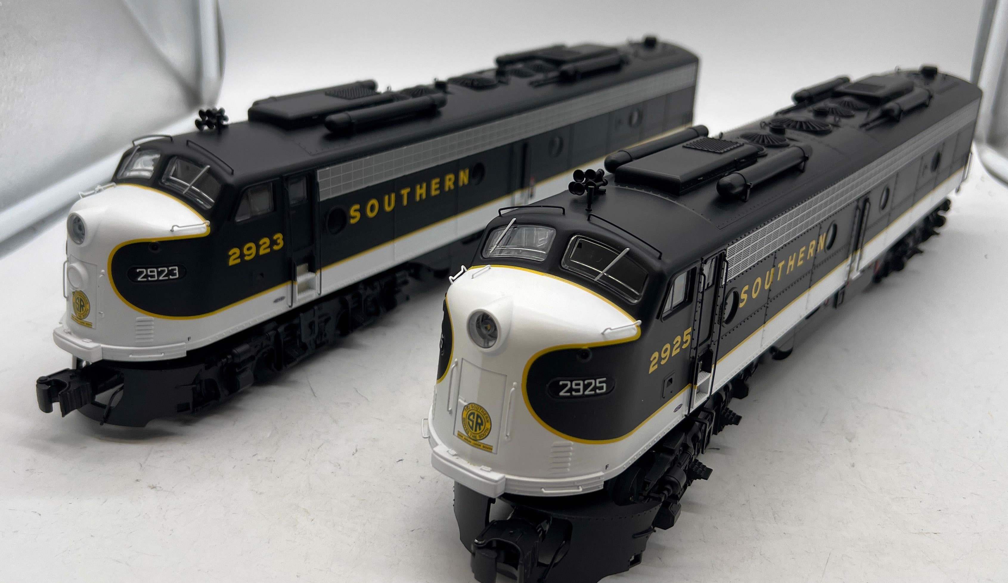 Lionel 2333350 Southern LEGACY E8 AA Set O SCALE Like New - Image 2