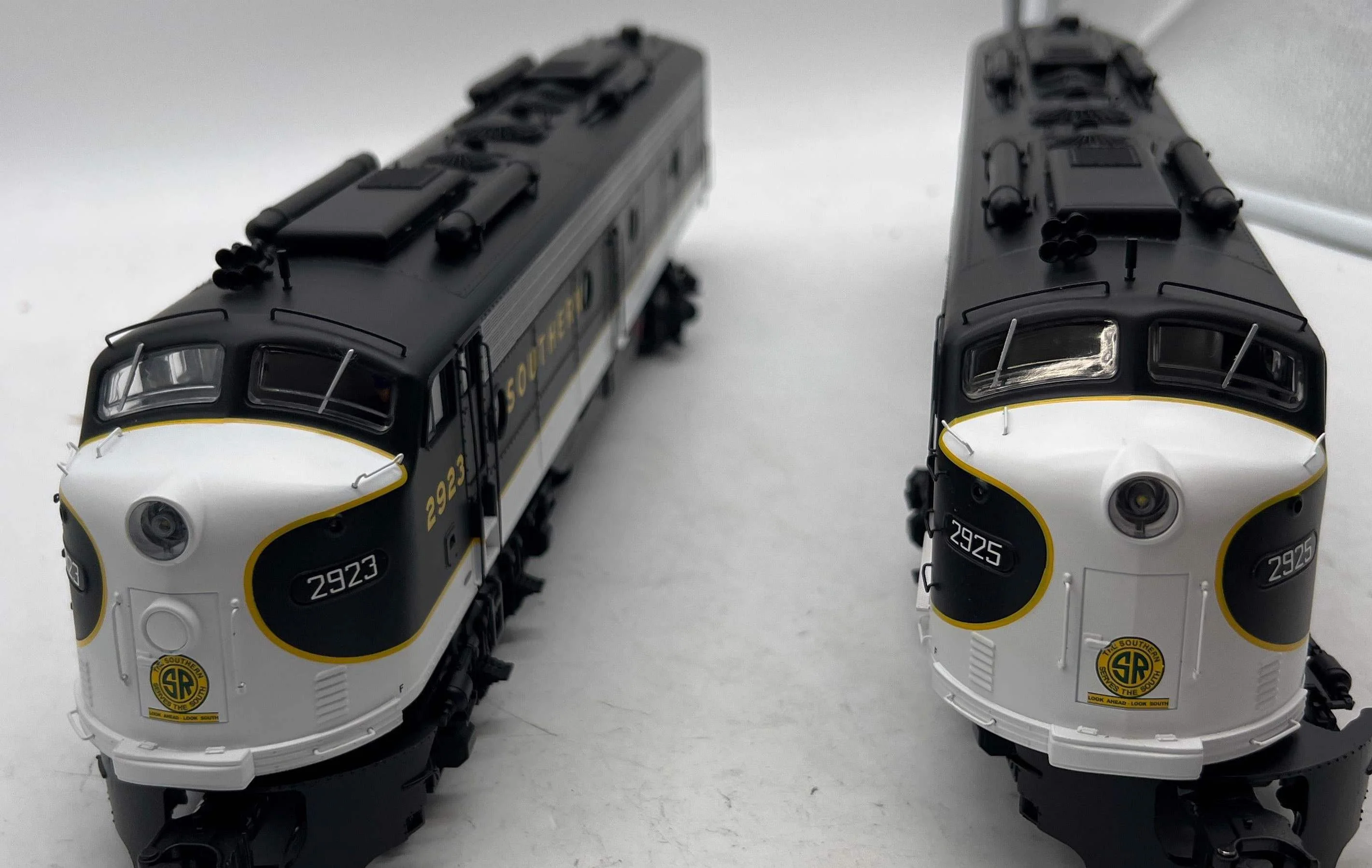 Lionel 2333350 Southern LEGACY E8 AA Set O SCALE Like New - Image 3