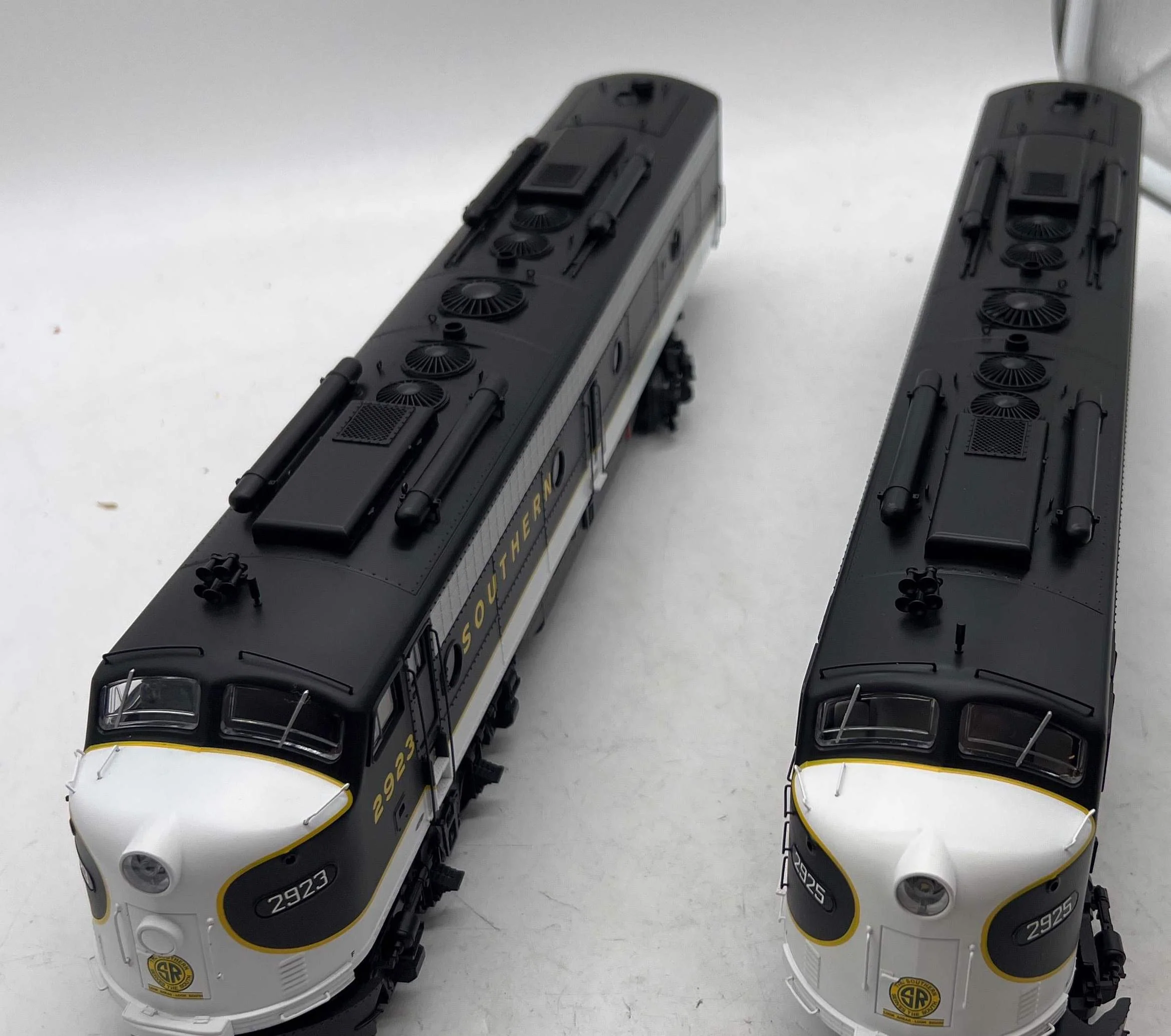 Lionel 2333350 Southern LEGACY E8 AA Set O SCALE Like New - Image 4