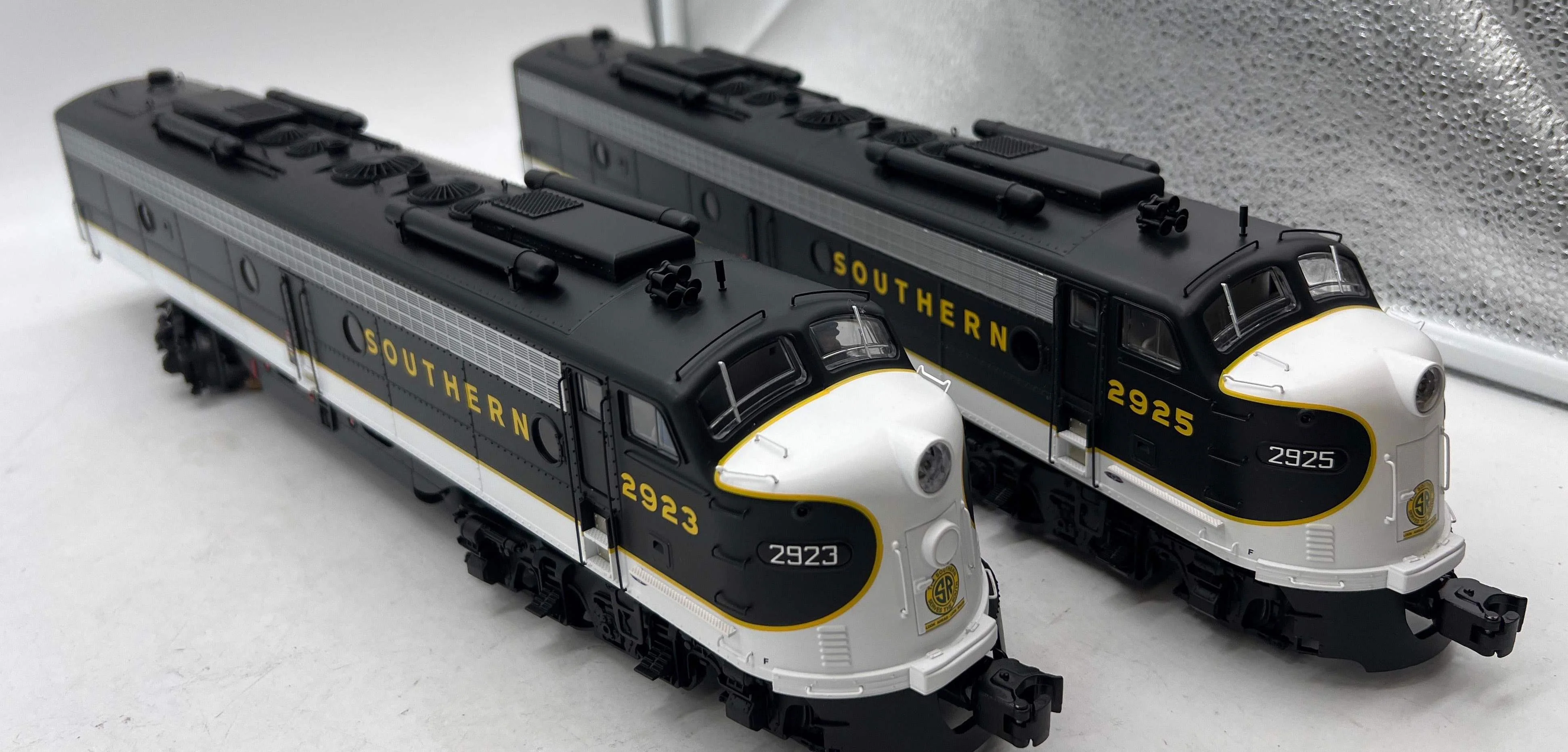 Lionel 2333350 Southern LEGACY E8 AA Set O SCALE Like New - Image 5