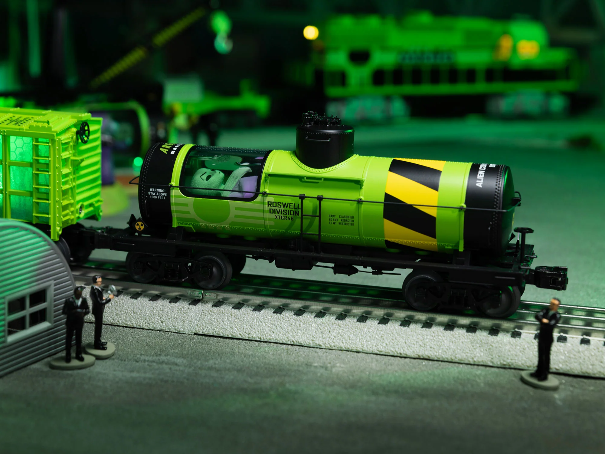 Lionel 2526230 Area 51 8k gallon tank car #XTCR4B limited O SCALE NEW - Image 4