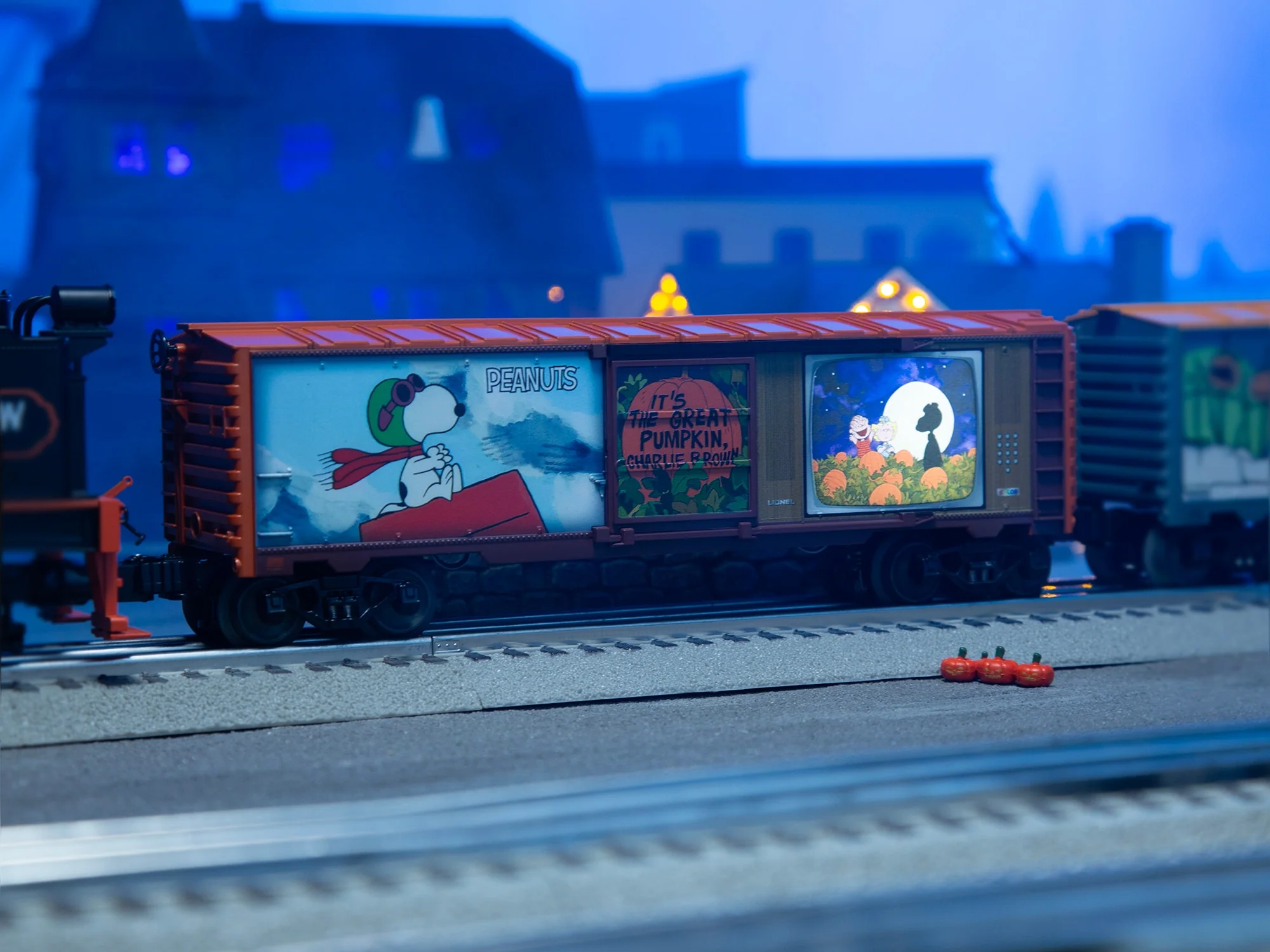 Lionel 2528800 PEANUTS "It's The Great Pumpkin Charlie Brown" Illuminated TV Boxcar Halloween limited O SCALE NEW - Image 4