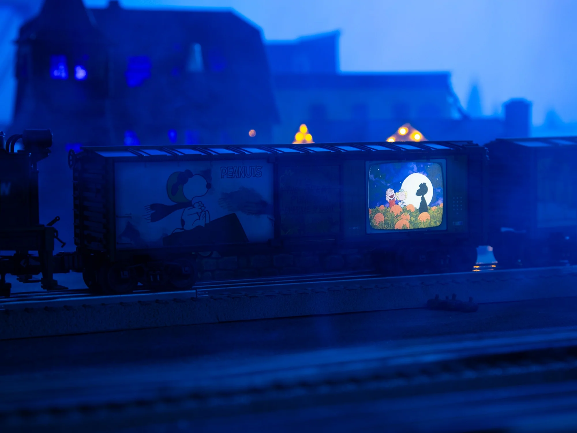 Lionel 2528800 PEANUTS "It's The Great Pumpkin Charlie Brown" Illuminated TV Boxcar Halloween limited O SCALE NEW - Image 5