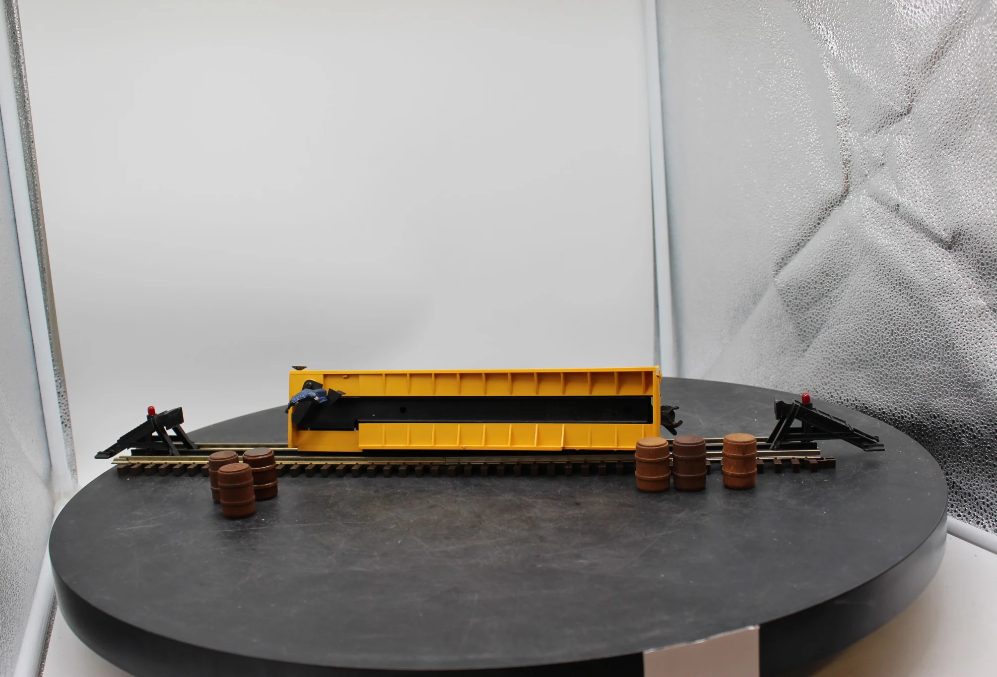 Lionel 3562-50 Postwar ATSF Yellow Operating Barrel Car w 6 barrels O SCALE Like New No Box - Image 2
