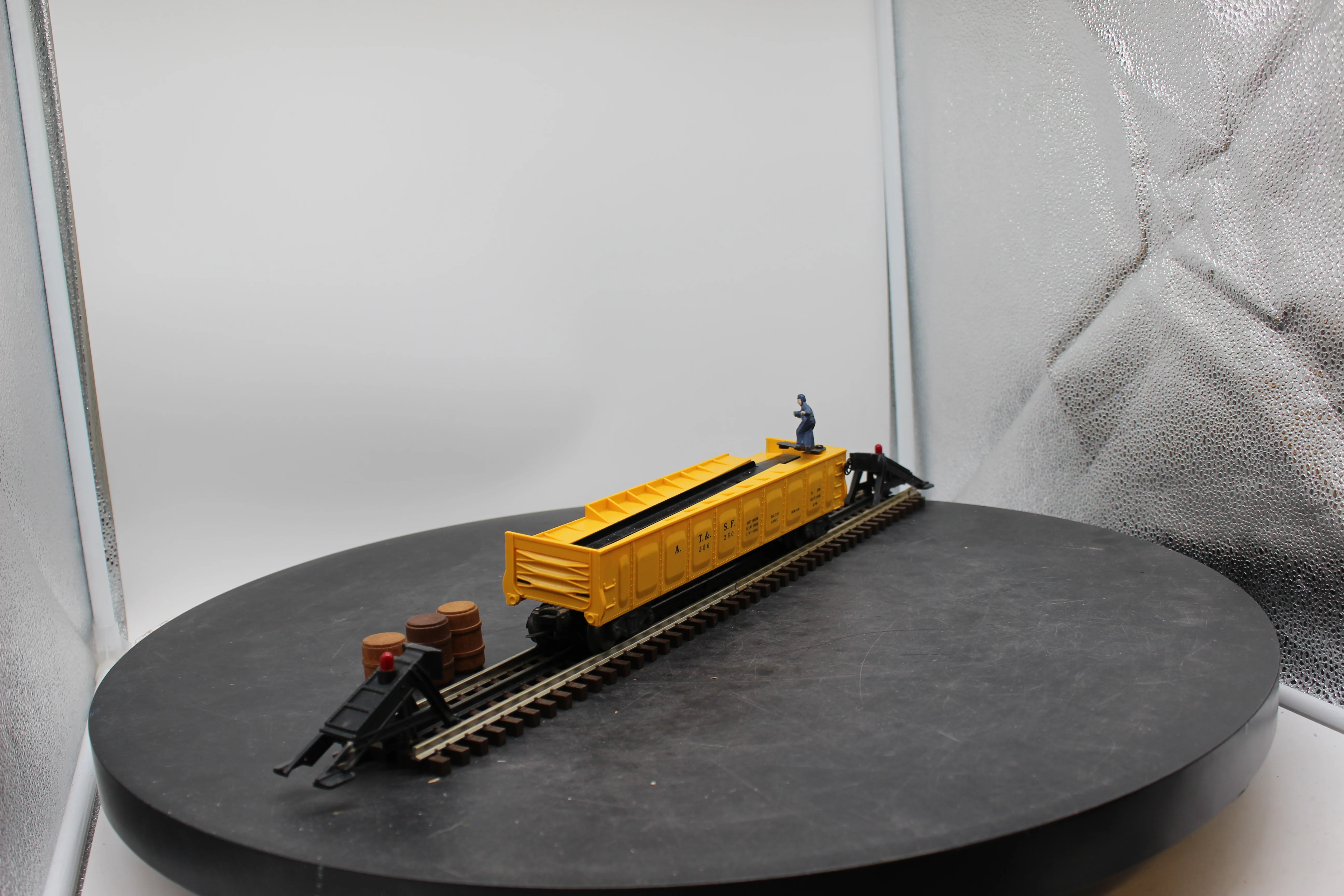 Lionel 3562-50 Postwar ATSF Yellow Operating Barrel Car w 6 barrels O SCALE Like New No Box - Image 7