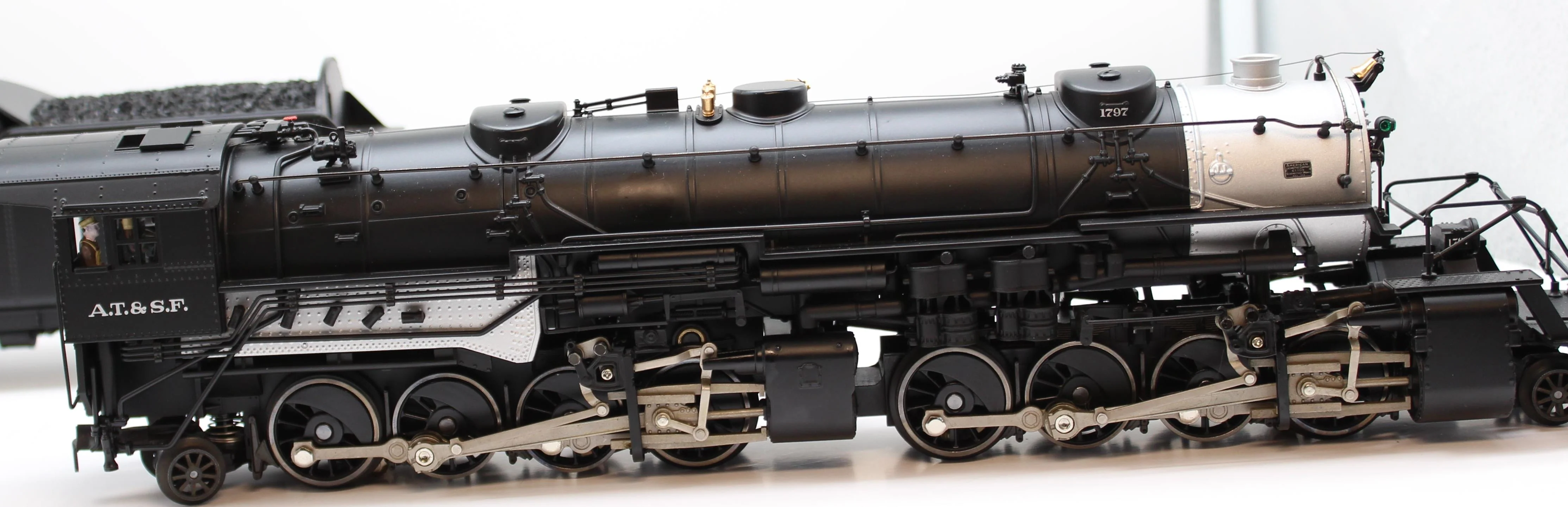 Lionel 6-11404 Santa Fe LEGACY USRA 2-8-8-2 Y-3 Steam Locomotive #1797 Like New - Image 3
