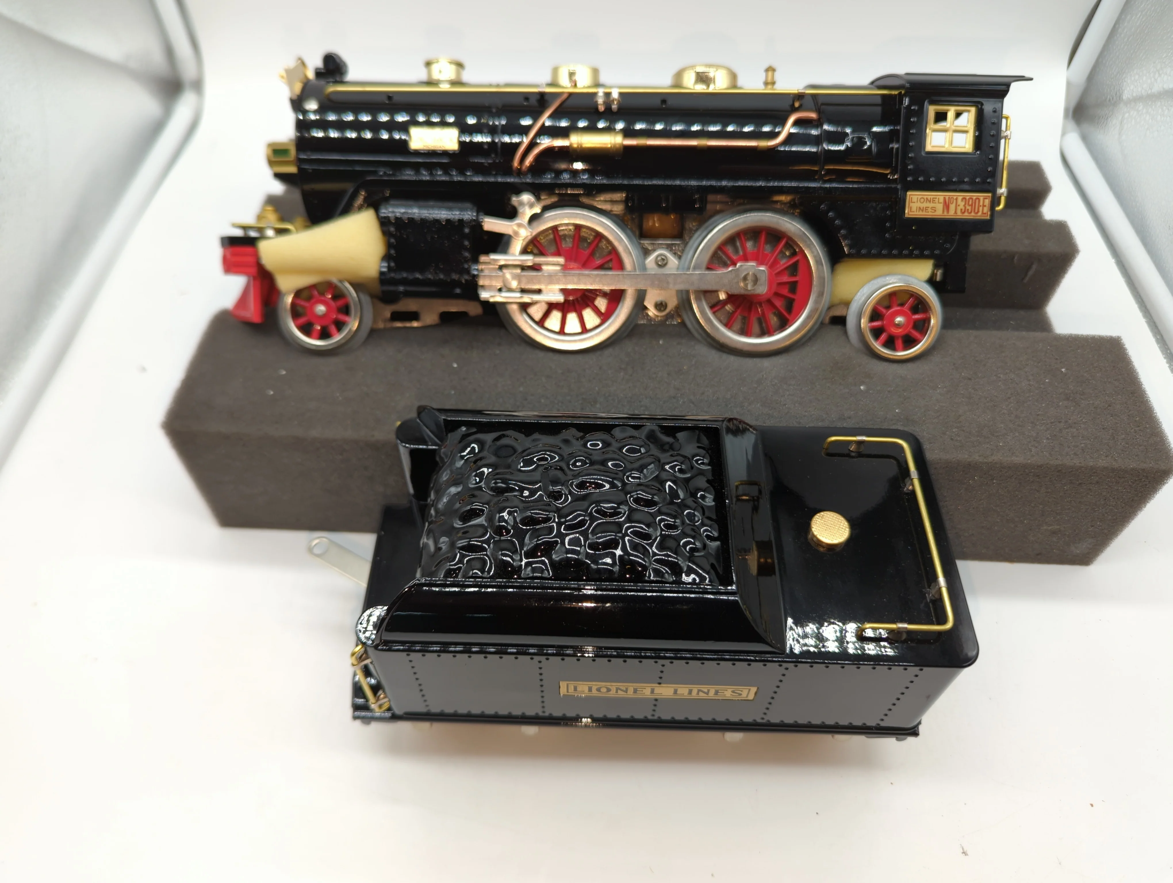 Lionel 6-13100 1-390-E locomotive and tender Std Gauge Like New Damaged Box - Image 2