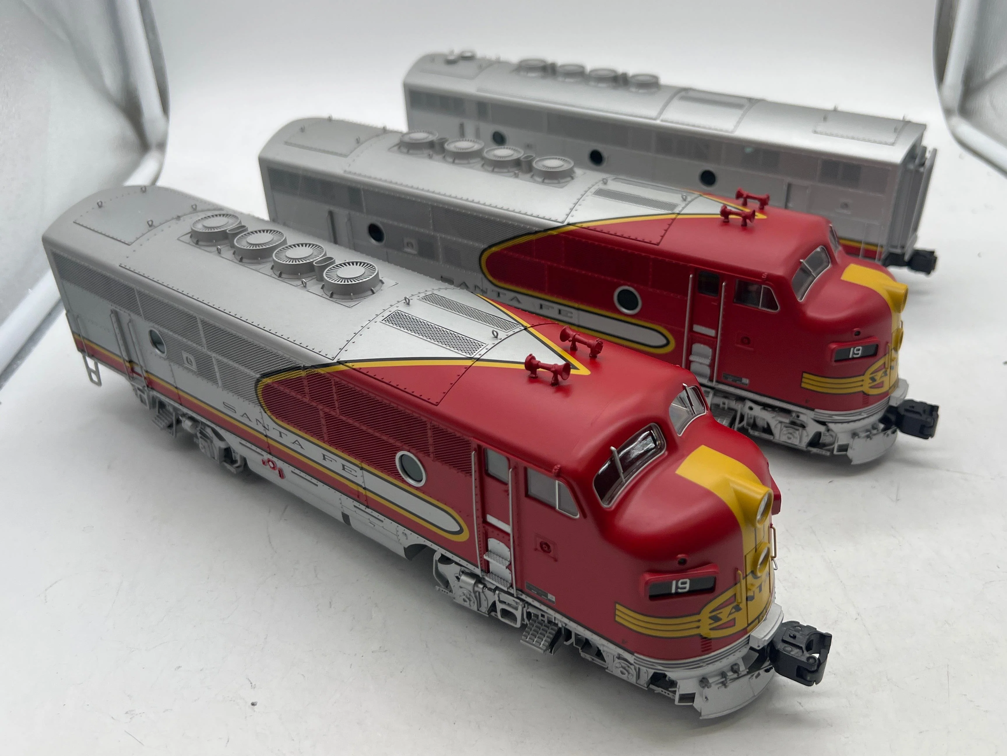 Lionel 6-14588 Santa Fe TMCC F3 Diesel A-B-A set (PWR A #19, DMY A #19C) O SCALE Used - Image 5