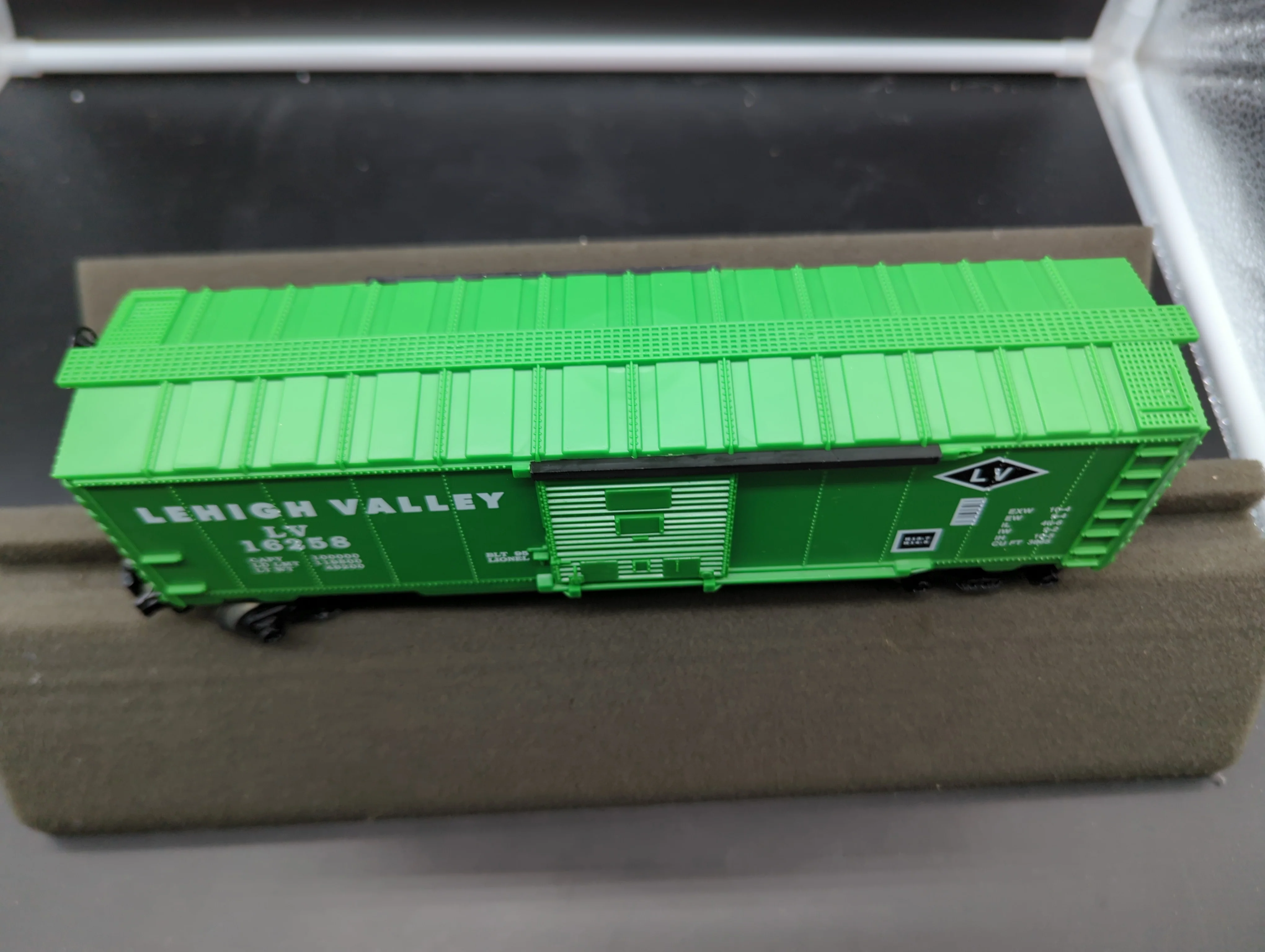 Lionel 6-16258 Lehigh Valley LV  boxcar  O SCALE Like New - Image 2