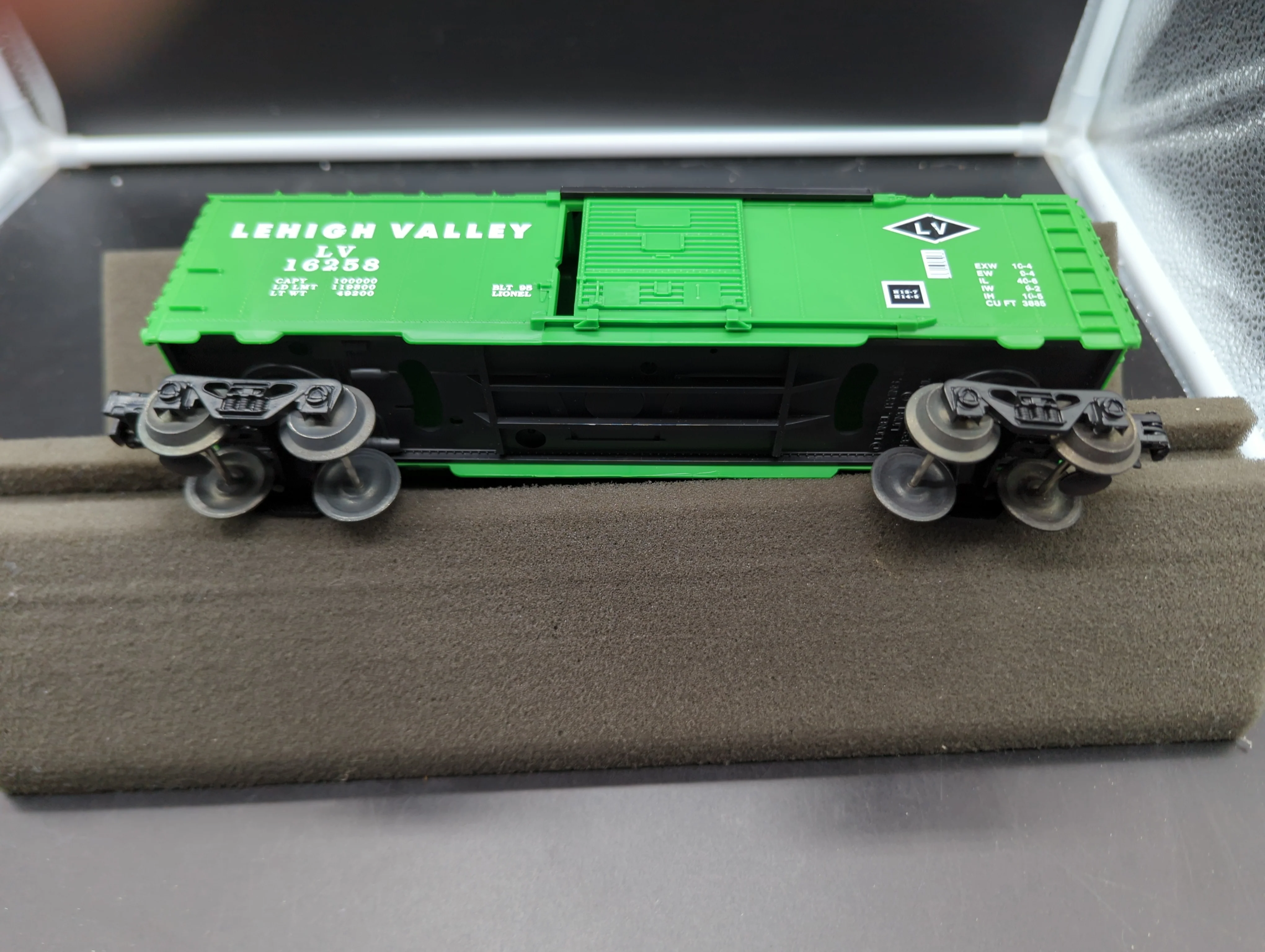 Lionel 6-16258 Lehigh Valley LV  boxcar  O SCALE Like New - Image 4