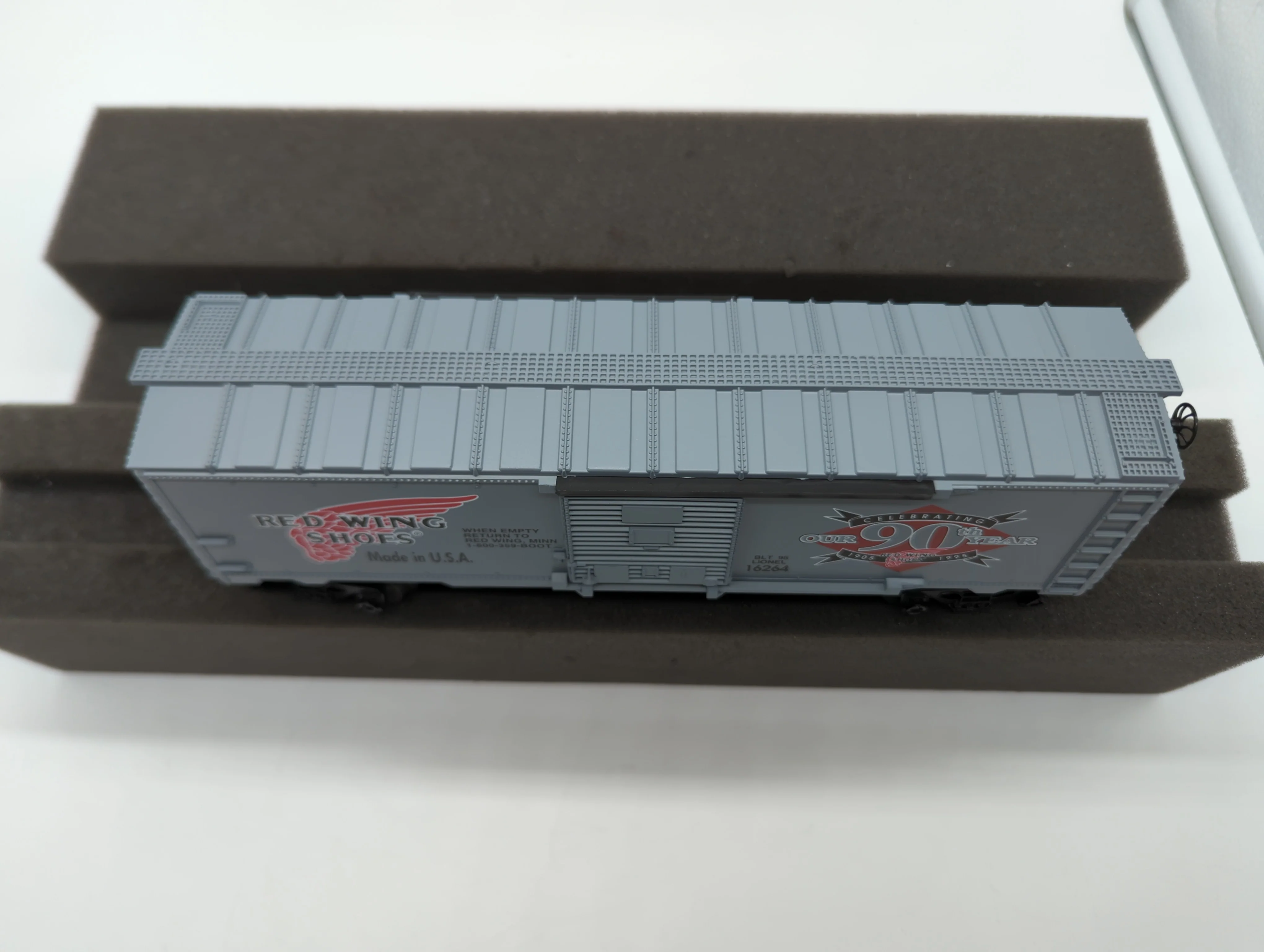Lionel 6-16264 Red Wing Shoes boxcar Bly 95 Lionel 16264 O SCALE Like New - Image 2