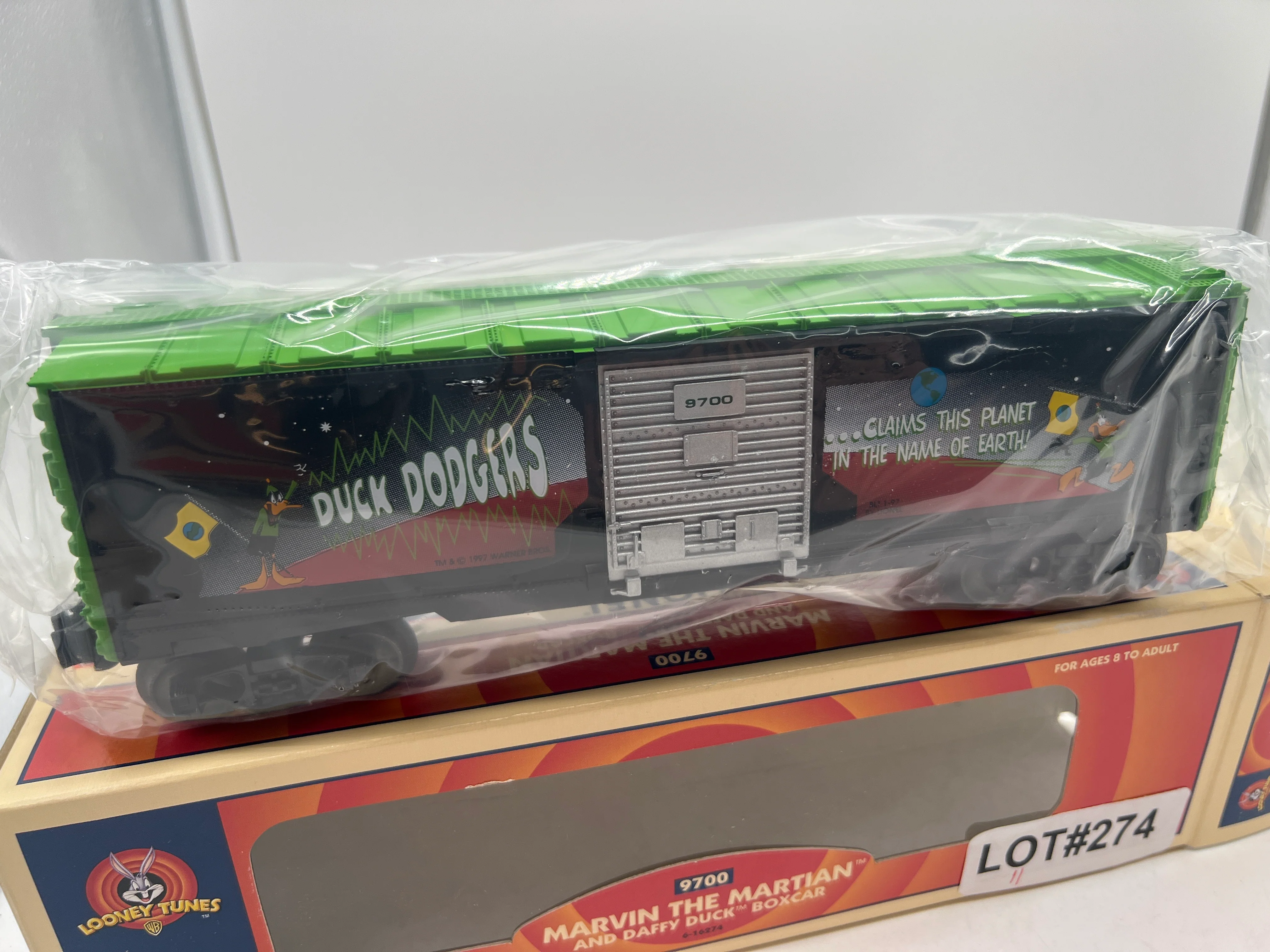 Lionel 6-16274 Marvin the Martian and Daffy Duck as Duck Dodgers boxcar O SCALE NEW - Image 2