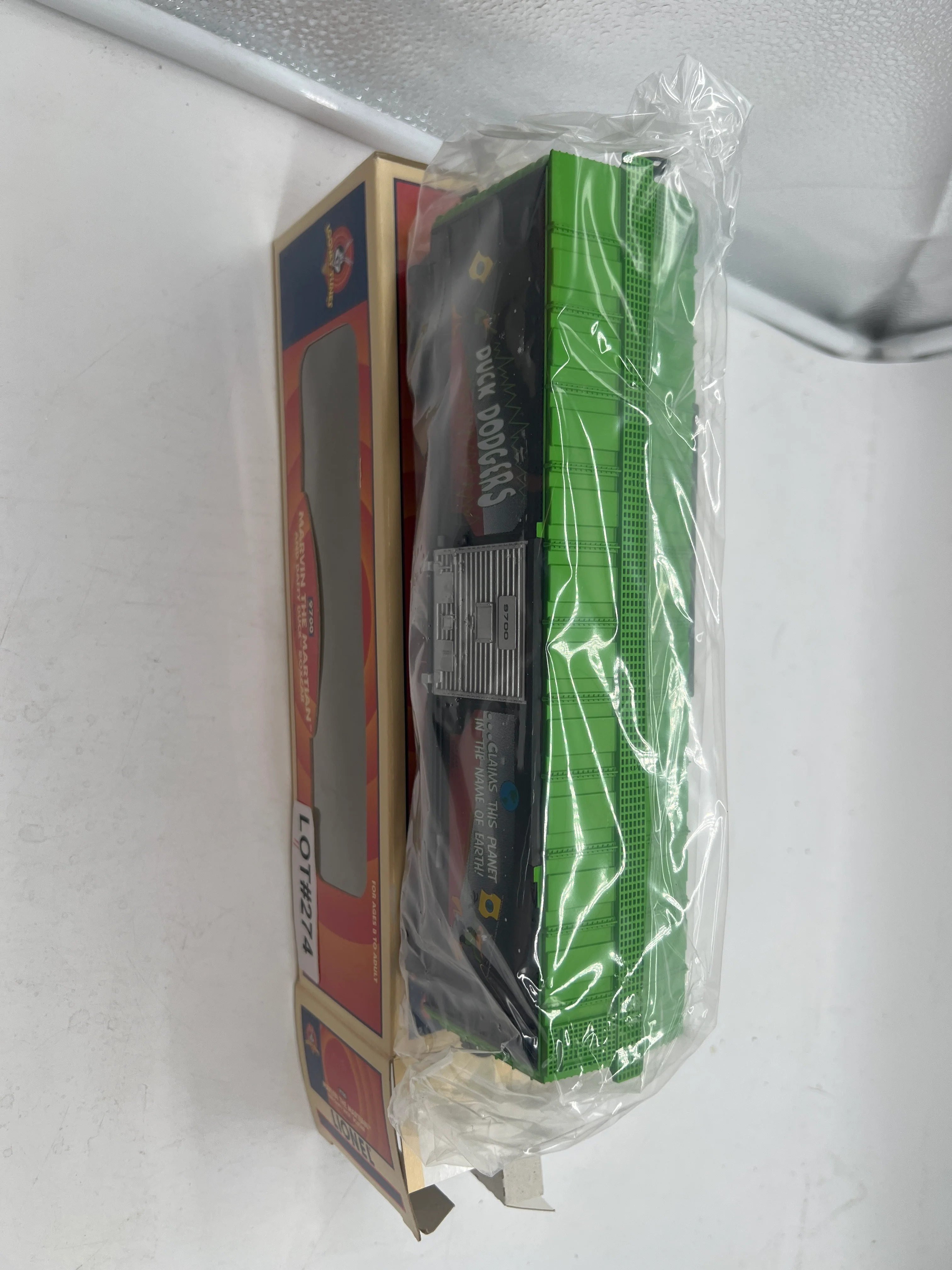 Lionel 6-16274 Marvin the Martian and Daffy Duck as Duck Dodgers boxcar O SCALE NEW - Image 3