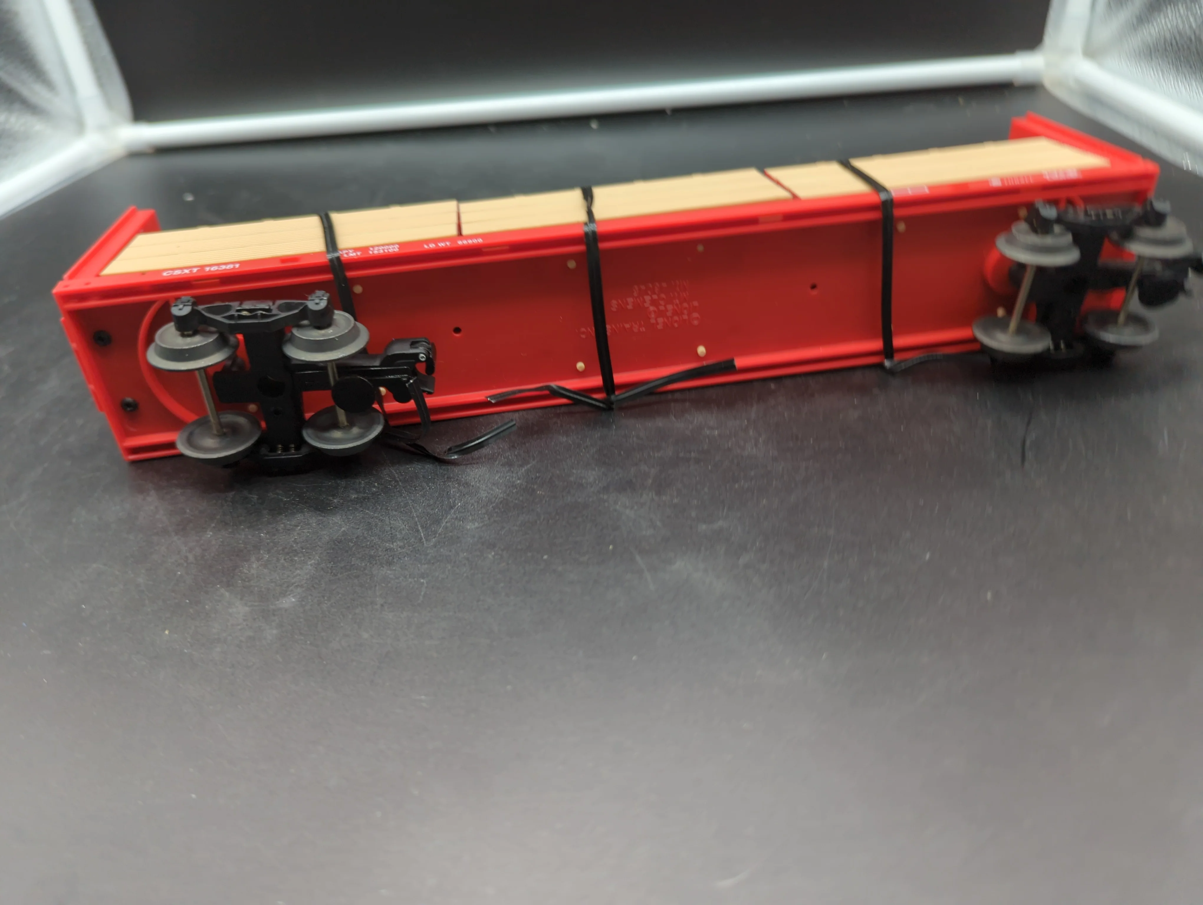 Lionel 6-16381 CSXT center I-beam flatcar with wood O SCALE Like New - Image 4