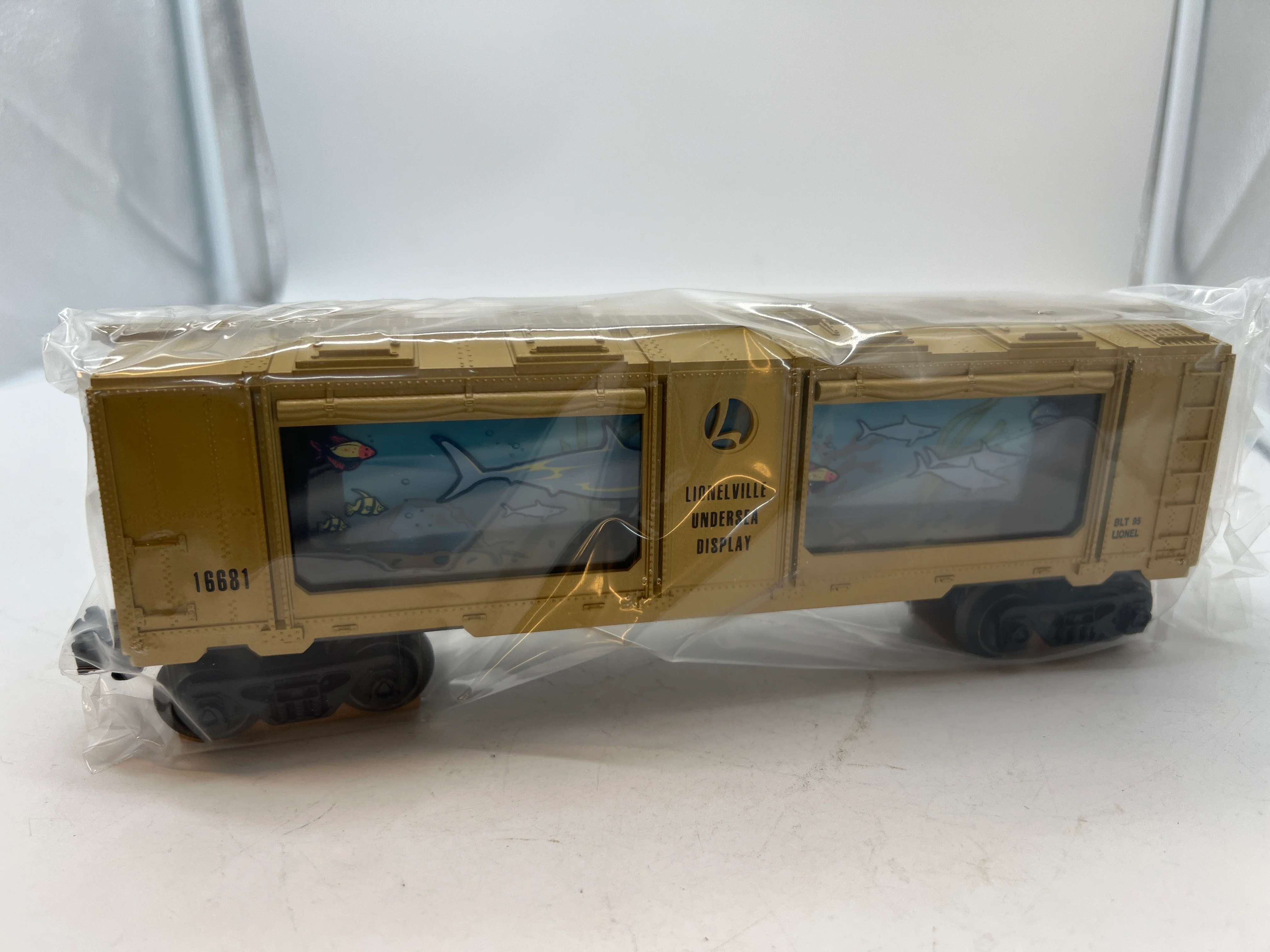 Lionel 6-16681 illuminated interior animated aquarium car Lionelville Undersea Display Sharks Fish O SCALE NEW