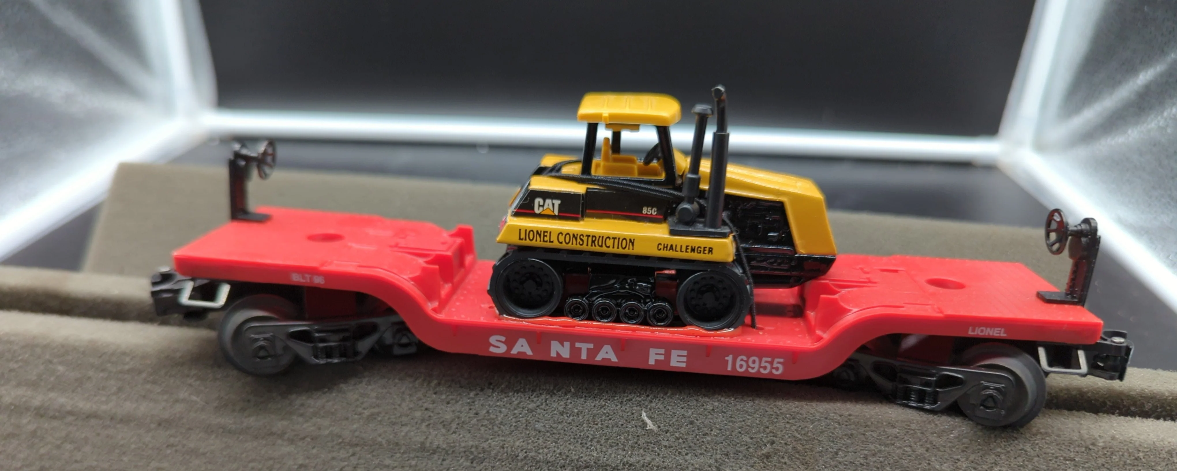 Lionel 6-16955 ATSF flatcar with Ertl Challenger O scale Like New