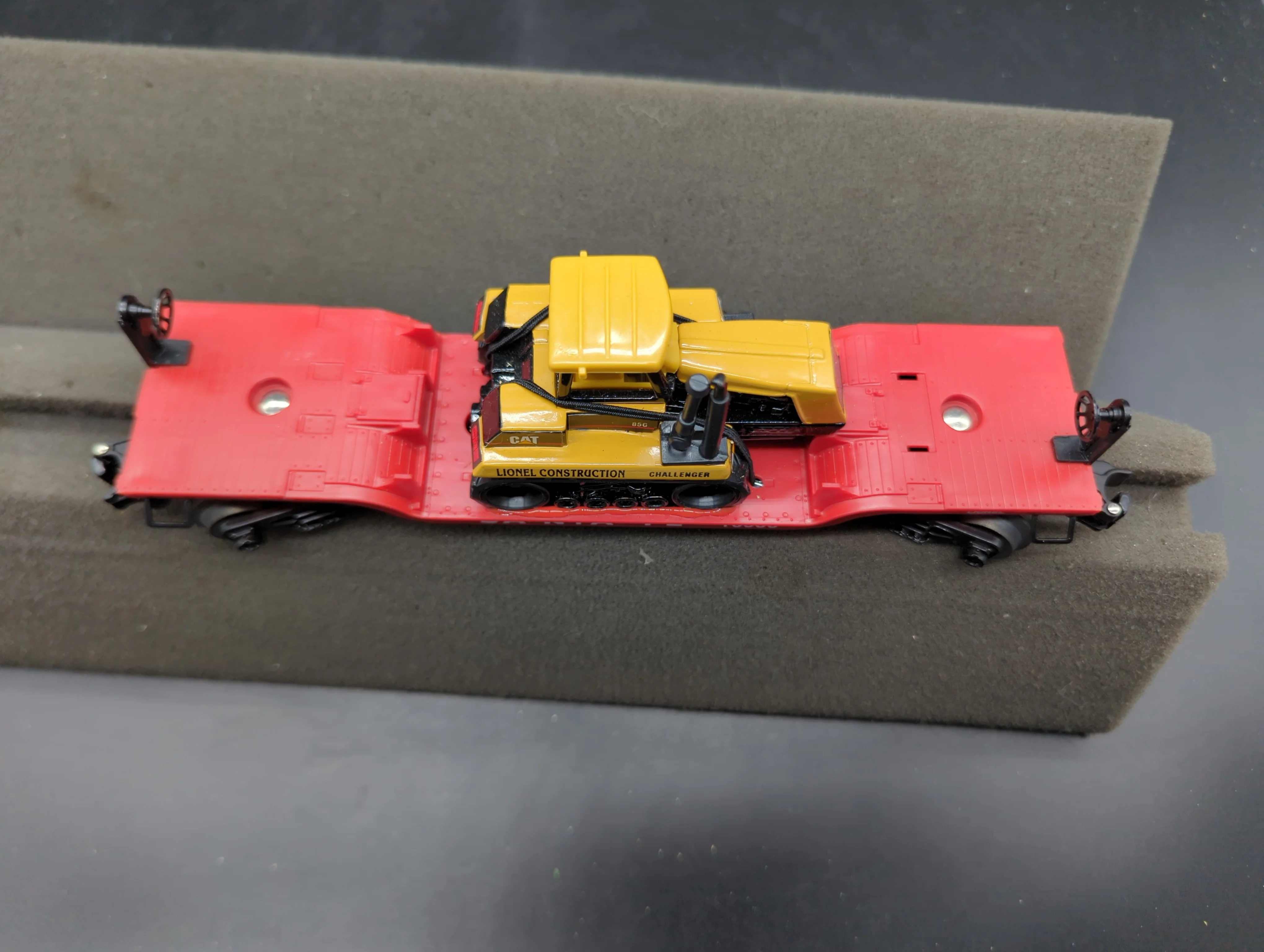 Lionel 6-16955 ATSF flatcar with Ertl Challenger O scale Like New - Image 2