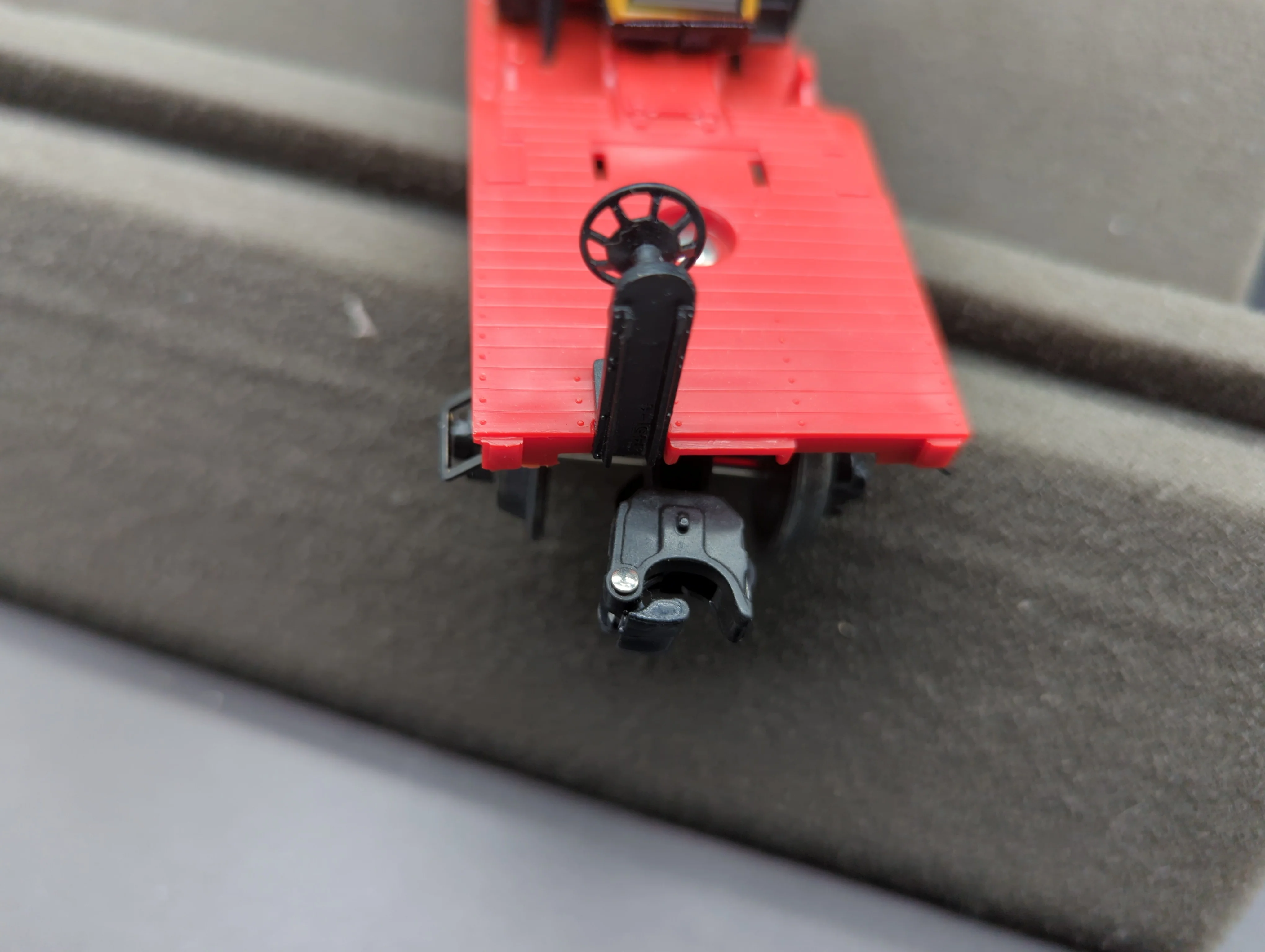 Lionel 6-16955 ATSF flatcar with Ertl Challenger O scale Like New - Image 3