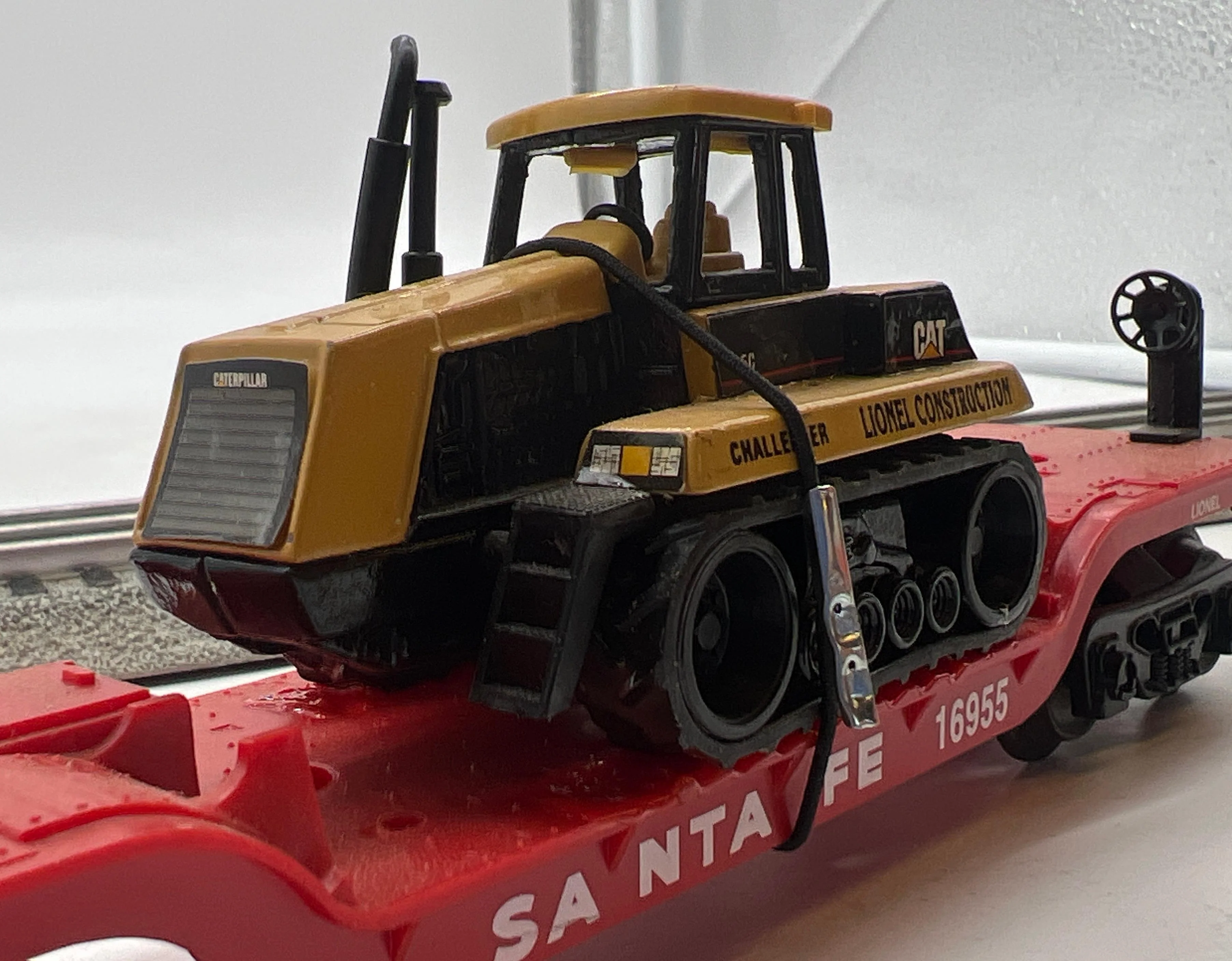 Lionel 6-16955 ATSF Flatcar With Ertl Challenger O Scale Used Excellent - Image 2