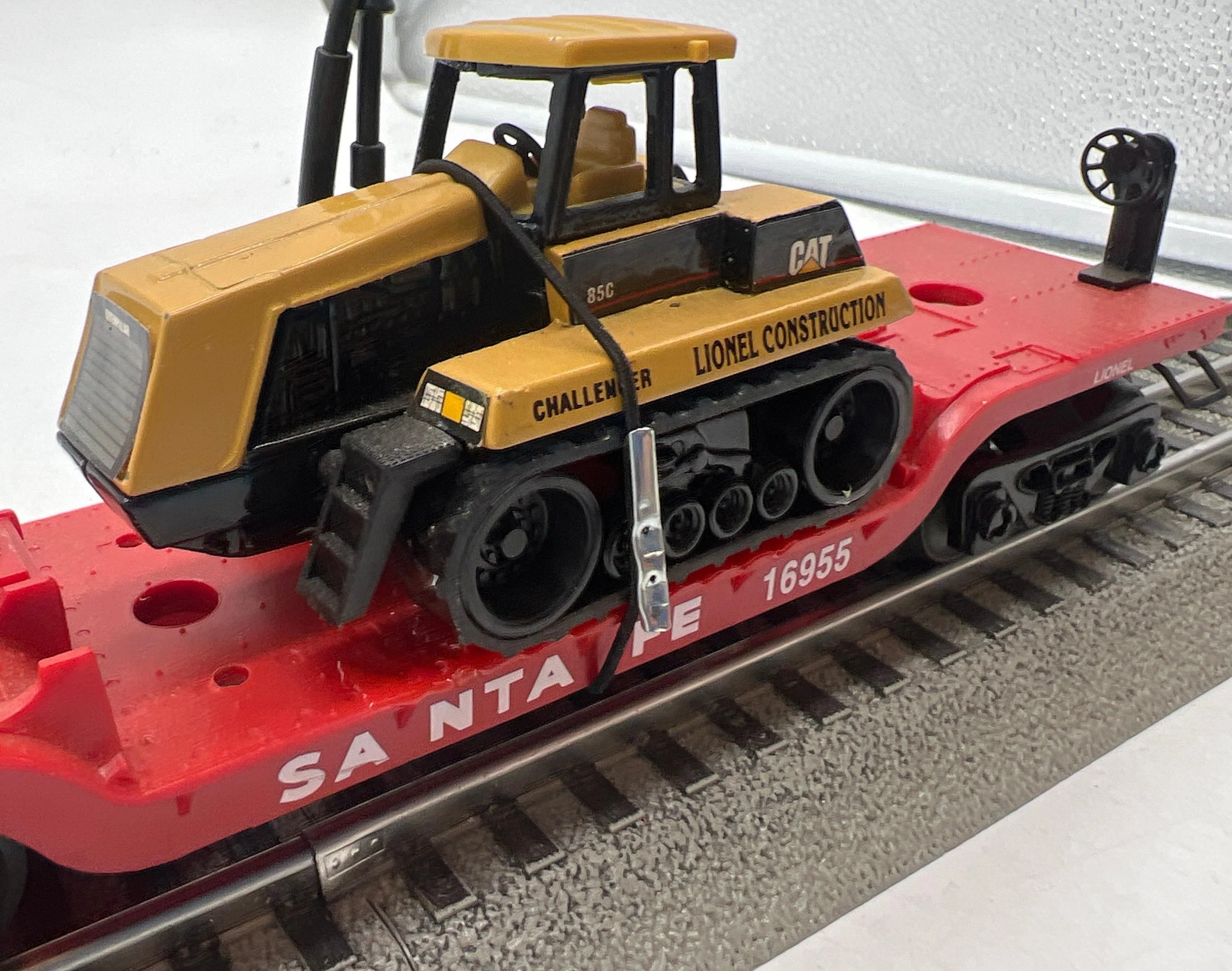 Lionel 6-16955 ATSF Flatcar With Ertl Challenger O Scale Used Excellent - Image 3