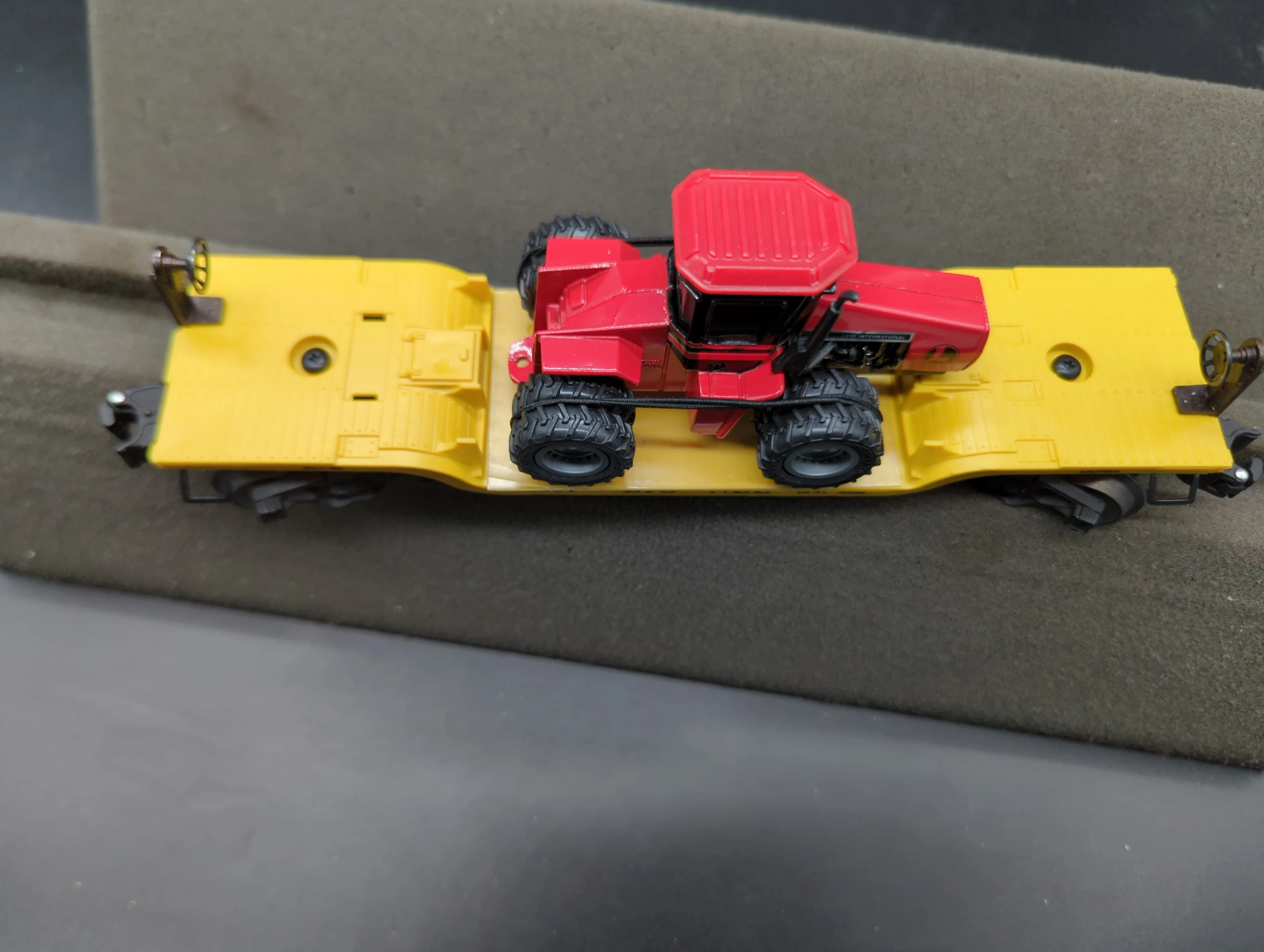 Lionel 6-16957 depressed center flatcar with Ertl die-cast case 4WD tractor AZ O SCALE Like New - Image 2