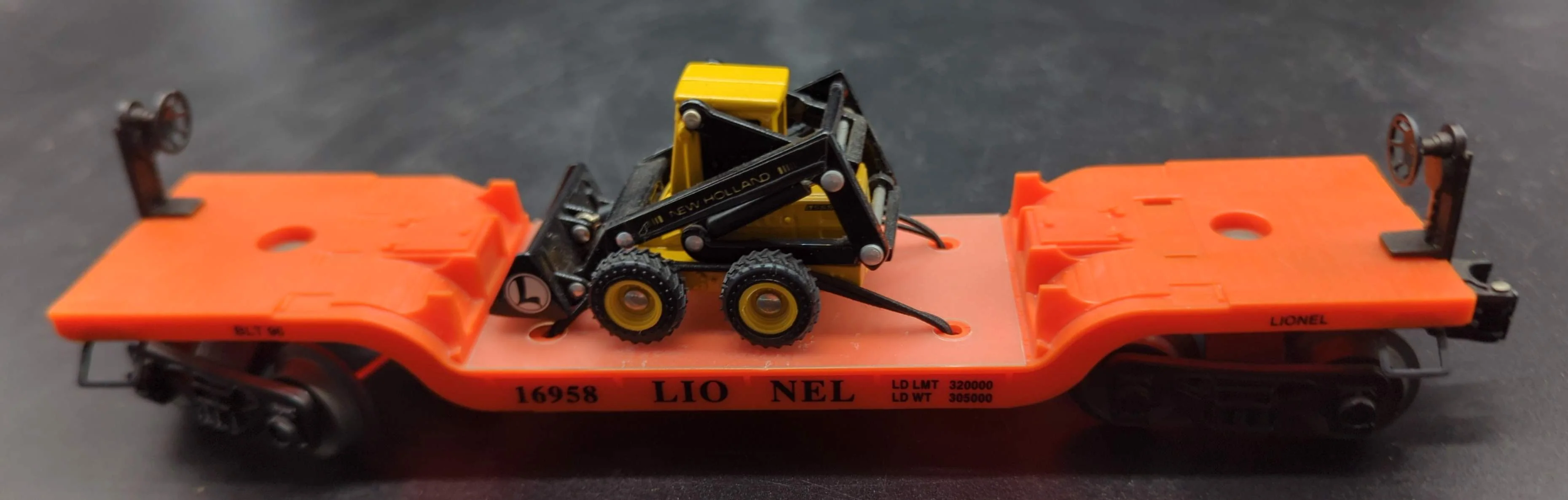 Lionel 6-16958 flatcar with Ertl die-cast New Holland loader O SCALE Like New - Image 3
