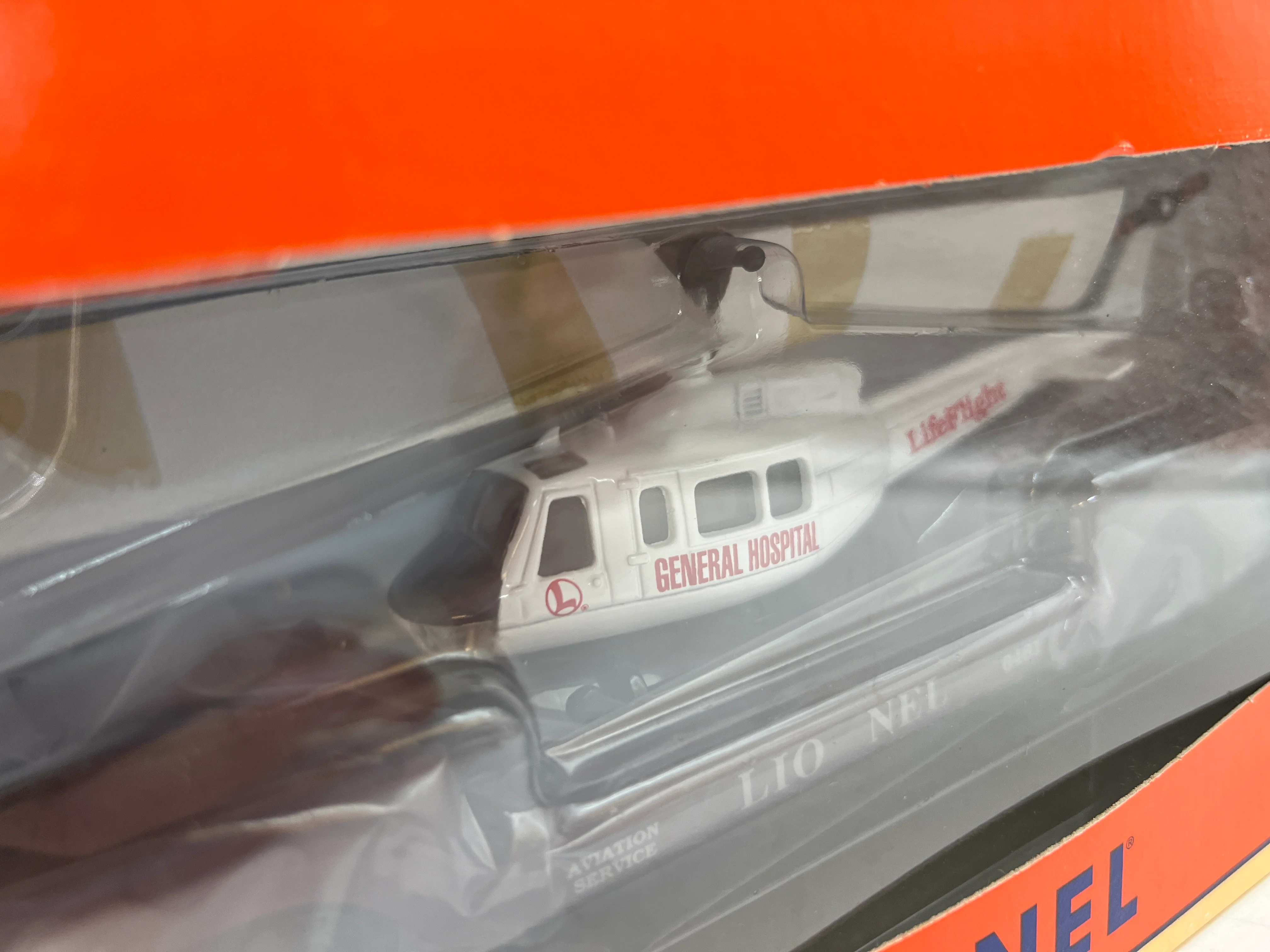 Lionel 6-16968 aviation depressed center flatcar with general hospital Ertl helicopter O SCALE NEW - Image 3