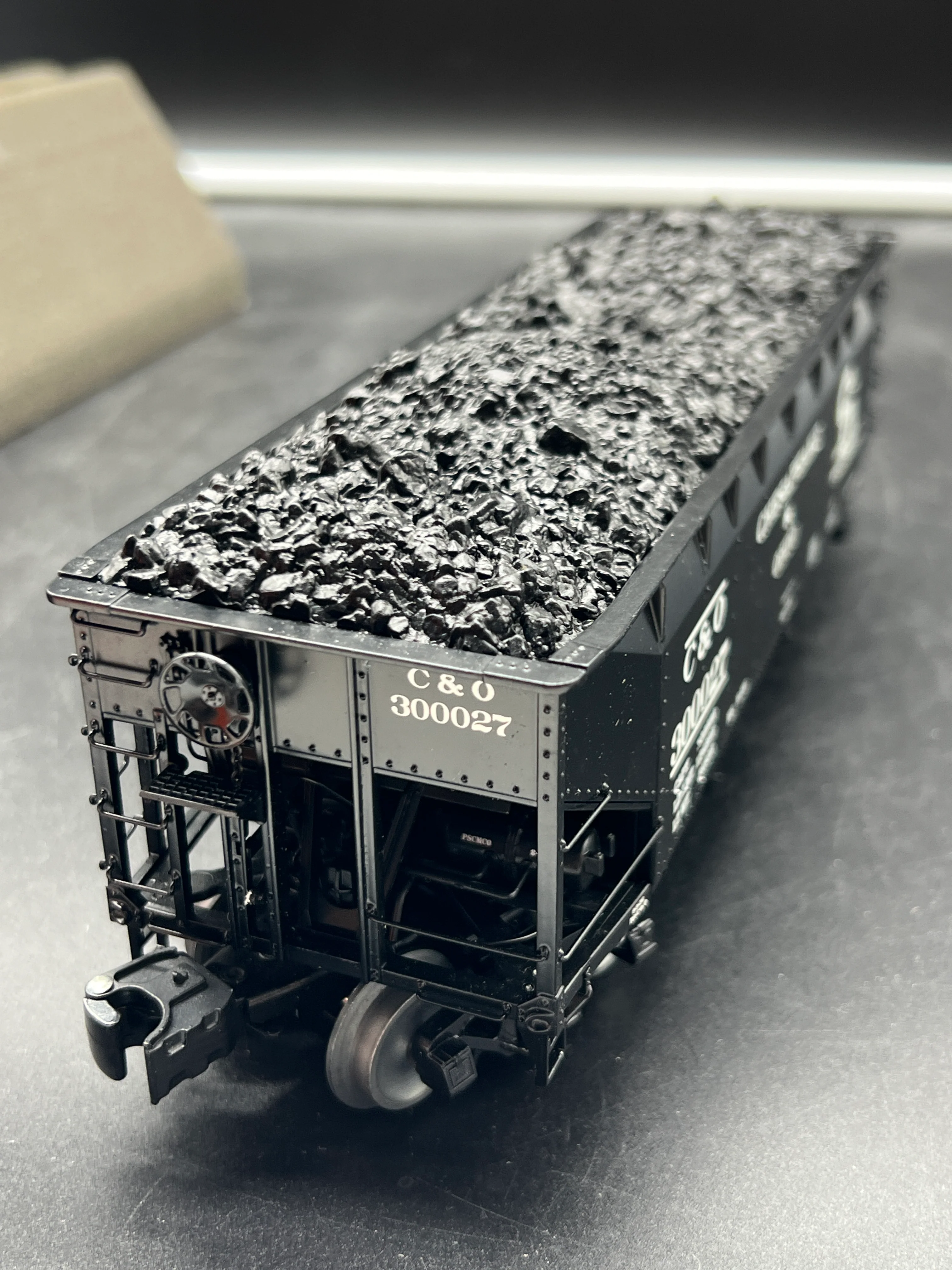 Lionel 6-17025 CHESAPEAKE & OHIO OFFSET HOPPER #300027 O SCALE Like New - Image 7
