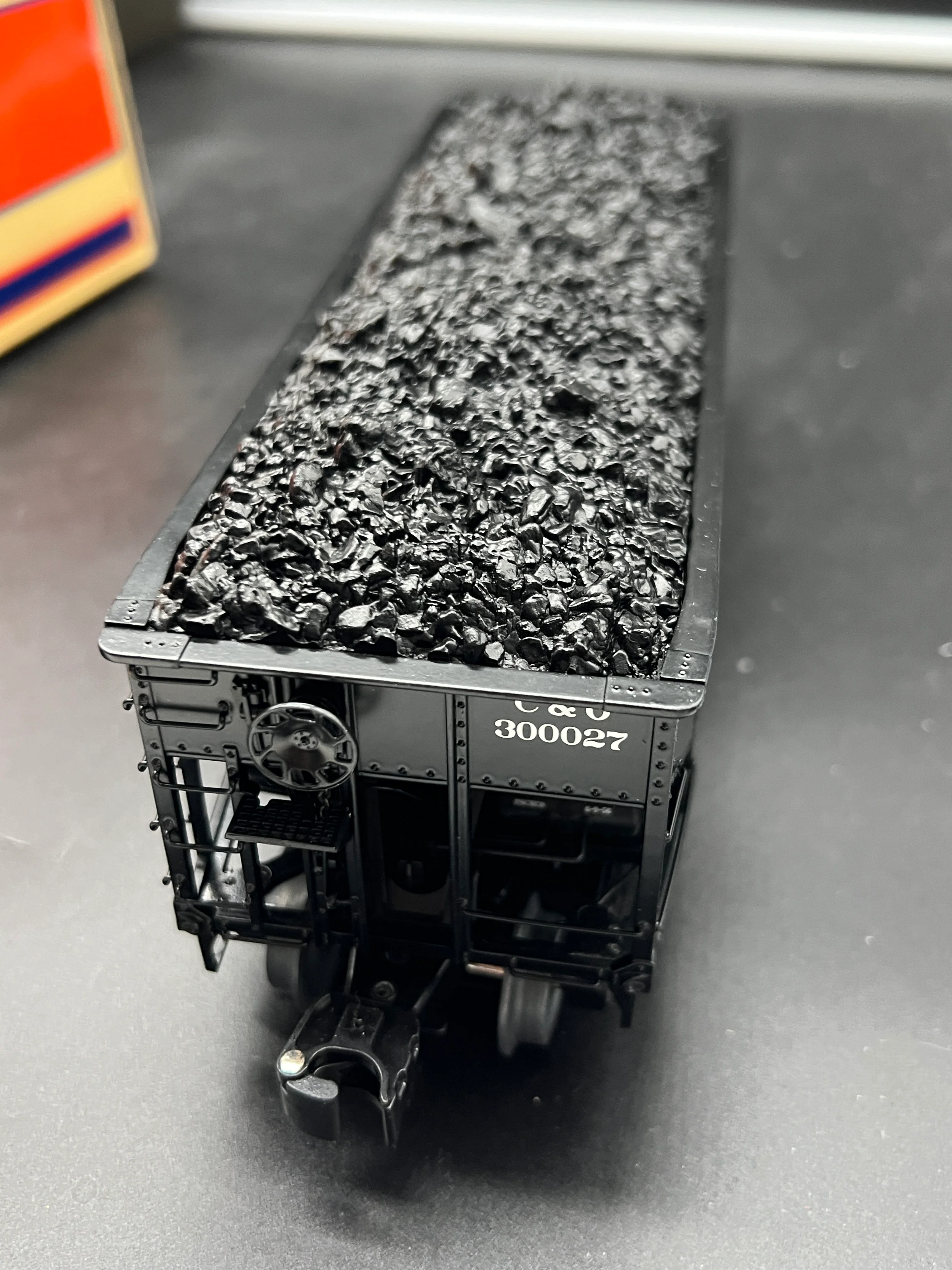Lionel 6-17025 CHESAPEAKE & OHIO OFFSET HOPPER #300027 O SCALE Like New Damaged Box - Image 5