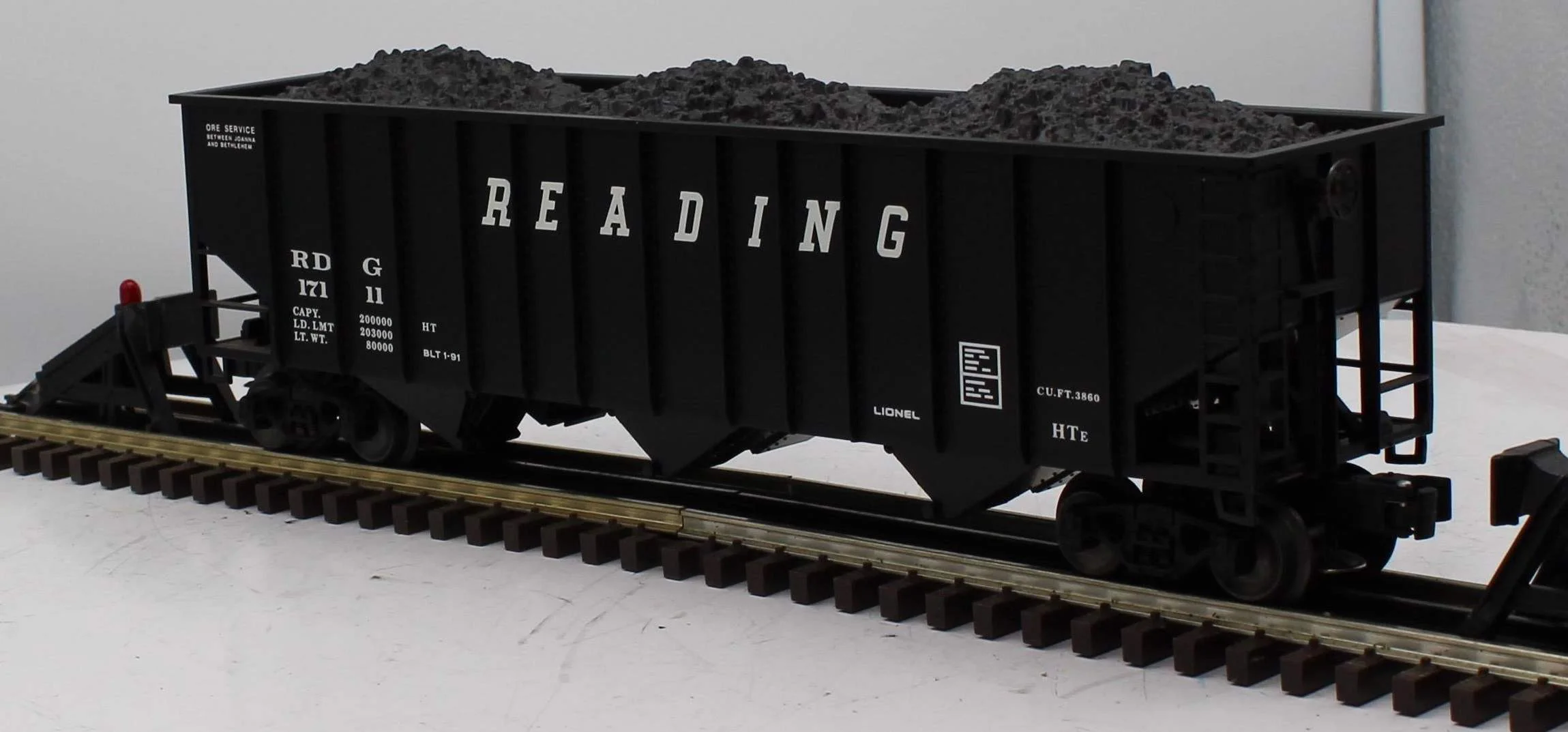 Lionel 6-17111 Reading 3Bay Hopper with Coal Load O SCALE Used - Image 4