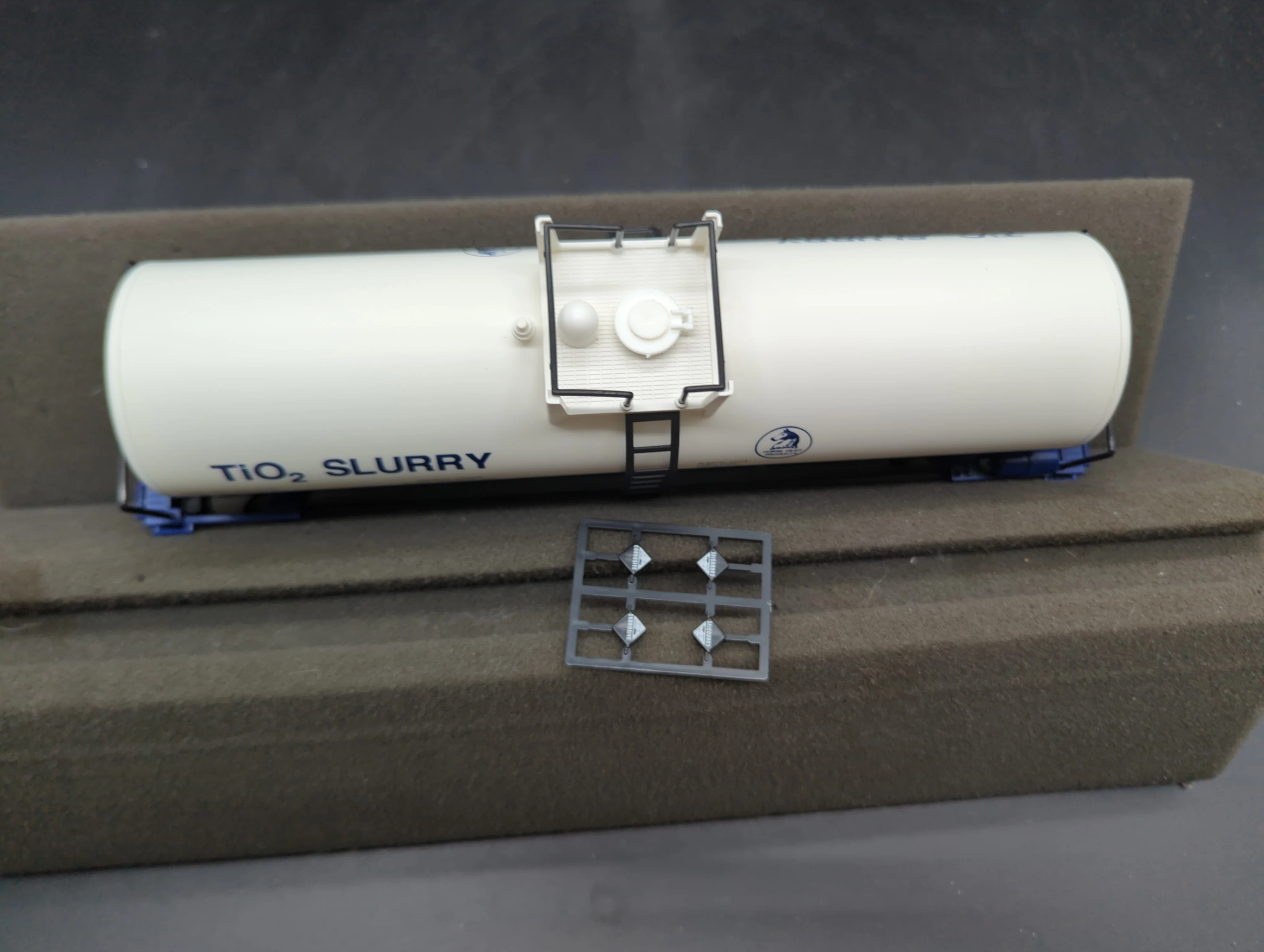 Lionel 6-17902 New Jersey Zink Co. uni-body tank car O SCALE Like New - Image 2