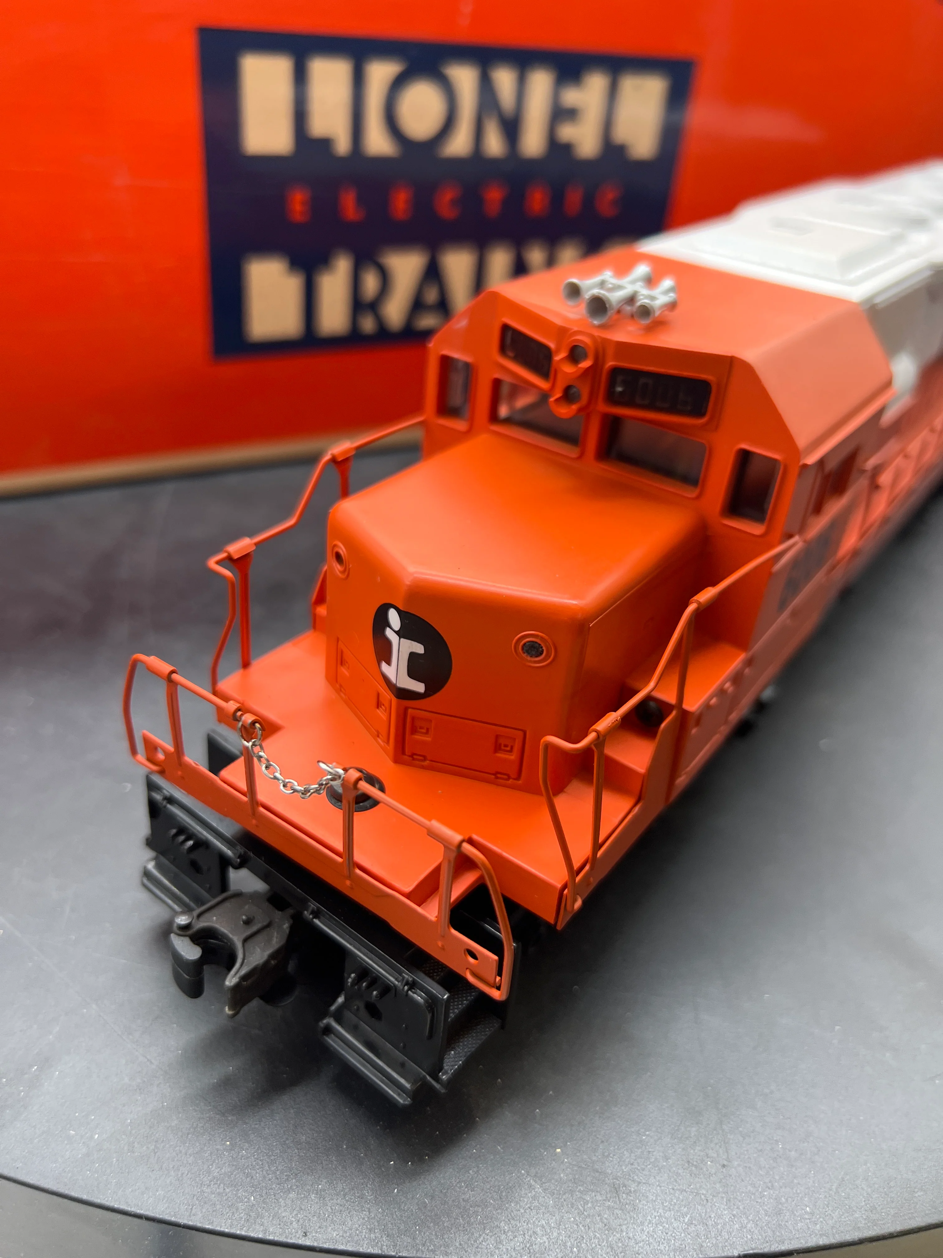 Lionel 6-18210 IC Illinois Central SD-40 dual motor diesel #6006 1993 O SCALE Like New - Image 2